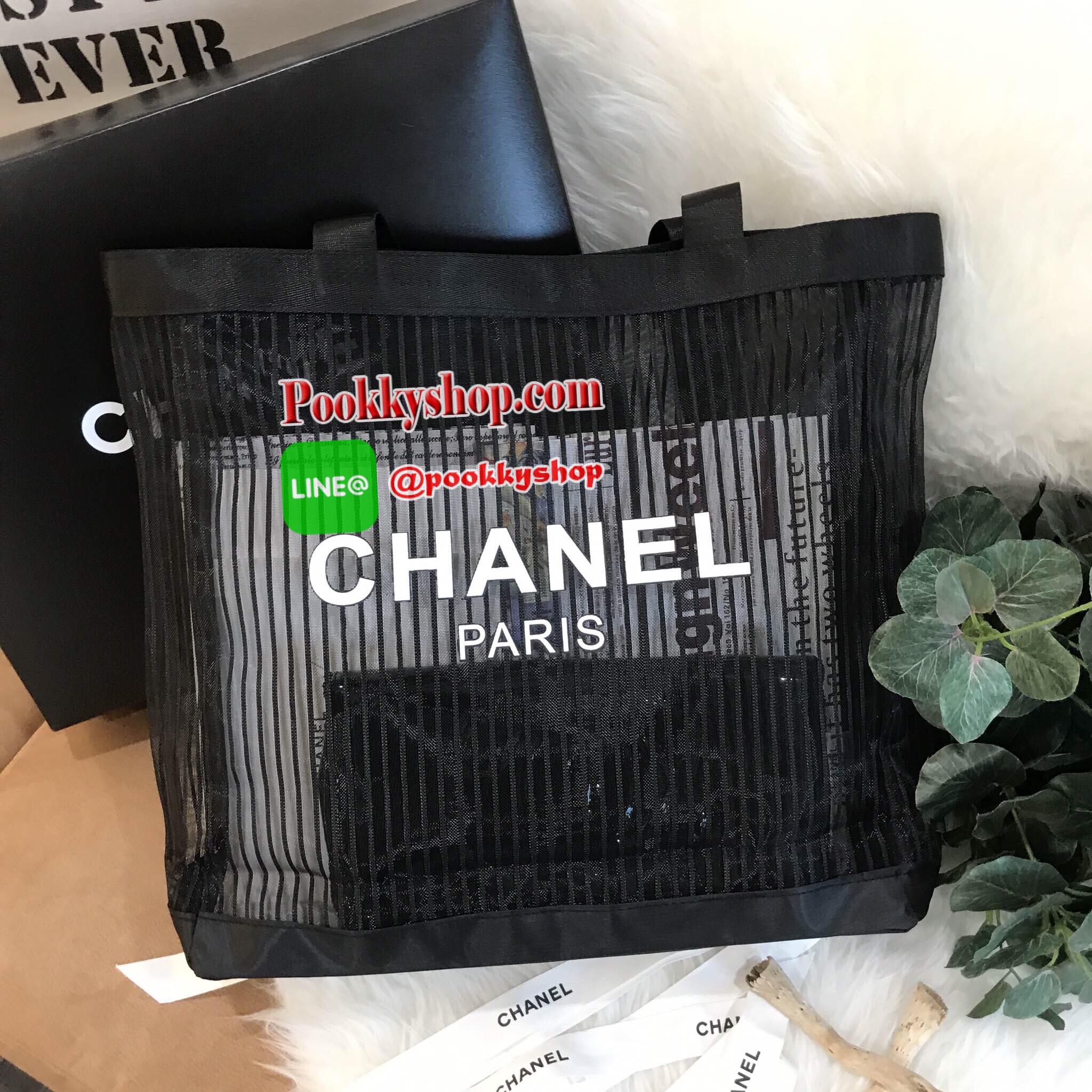 ห้ามพลาดนะคะ! NEW Arrival! Chanel Cosmetic Shopping Bag กระเป๋าสะพายใบใหญ่ VIP Gift With Purchase Limited Edition พรีเมี่ยมกิ้ฟของแท้จาก Chanel Cosmetic Counter ใบใหญ่วัสดุ Nylon โปร่งปั้มโลโก้แบรนด์ เปิดปิดด้วยแถบแม่เหล็กซ่อนด้านในปากกระเป๋าบุที่ฐานเพื่อ