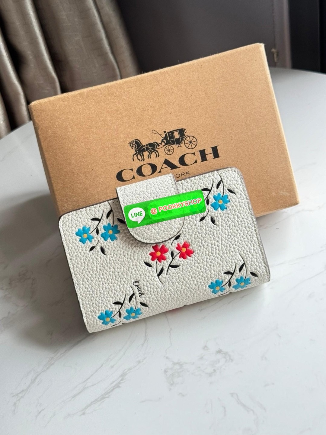 COACH MEDIUM CORNER ZIP WALLET IN SIGNATURE CANVAS กระเป๋าสตางค์ขนาดกลางที่ถือว่าเป็นไอเทม Must Have ของทุกเพศทุกวัยที่ต้องพกติดตัวไว้ตลอดเวลา เพราะนอกจากจะช่วยจัดเก็บเงิน บัตรประชาชน บัตรเครดิตและต่าง ๆ ให้เป็นระเบียบเรียบร้อยยังต้องคำนึงถึงประโยชน์ใช้สอ