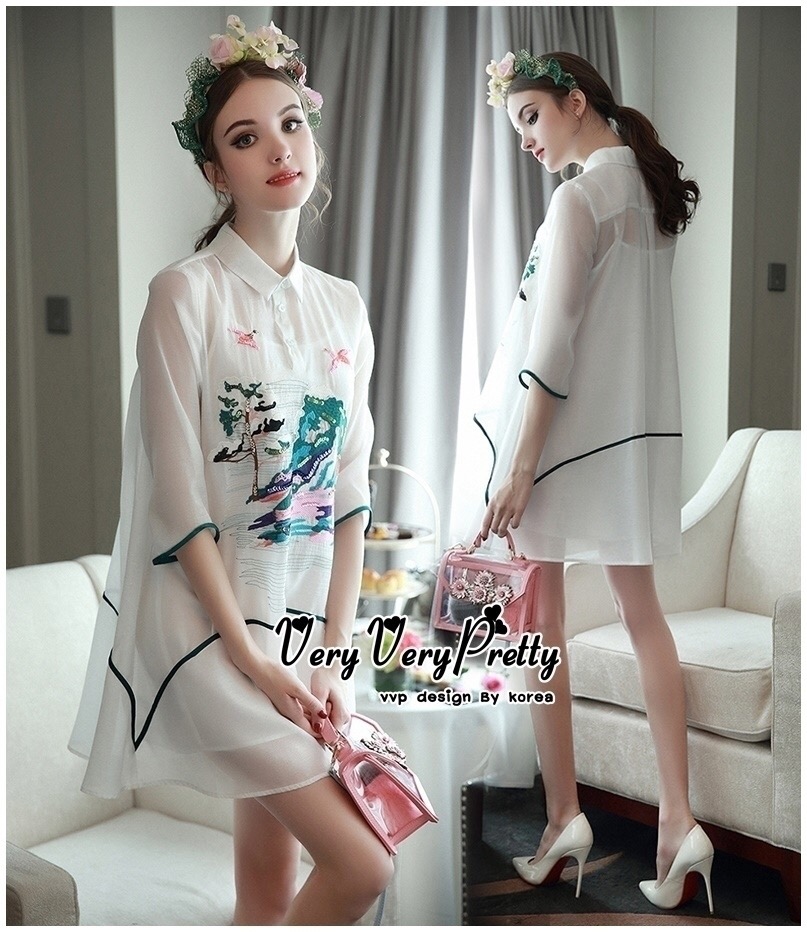 Luxurious White Silk Embroidered Shirt Dress เดรสเชิตงานปักสไตล์วินเทจสวยมากค่ะ งานคอเชิตทรงปล่อยแขนสามส่วน เพิ่มลวดลายให้สวยหรูด้วยงานปักพร้อมเย็บเกล็ดสีเพิ่มความวิ้งสวยให้กับงานปักด้วยนะคะ ตัดต่อผ้าสีดำตัดขอบให้กับแขนและช่วยลำตัวของเดรส เนื้อผ้าซีลล์ผสม