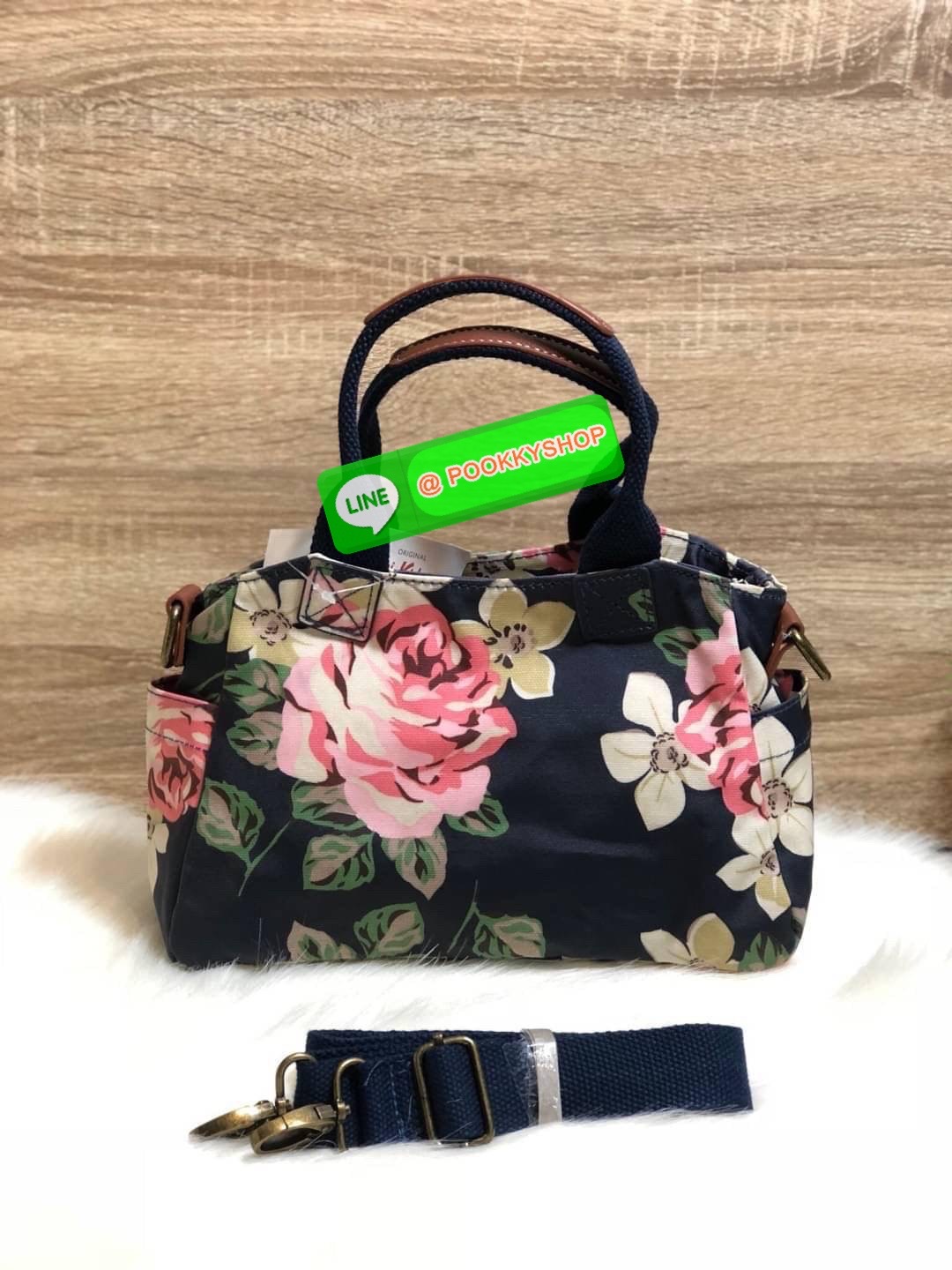 Cath Kidston Mini day Bag กระเป๋าถือหรือสะพายสุดชิค เหมาะสำหรับใช้สะพายในวันทำงานหรือวันสบายๆ เก็บของใช้ระหว่างวันได้เยอะค่ะ เปิด-ปิดด้วยซิป ด้านในมี 1ช่องใหญ่ ช่องซิป 1ช่องและช่องเล็กให้แยกเก็บมือถือของจุกจิก สวยคุ้มมากๆ มีหูจับ มาพร้อมสายสะพายยาวปรับระด