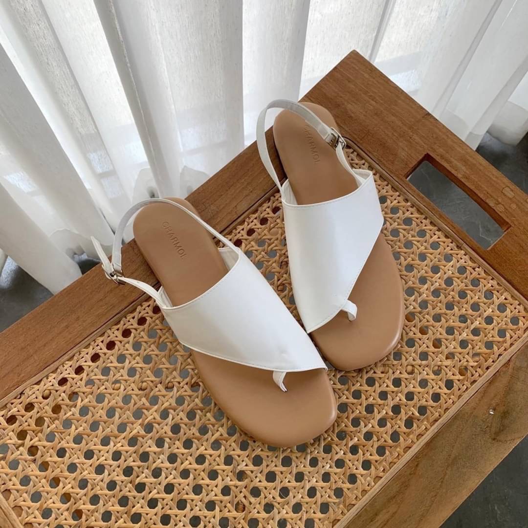 Korea style แบบใหม่รับซัมเมอร์จ้า แตะรัดส้น ทรงคาดหน้าไขว้ น่ารักมากคะ งานสวยมากจริงๆ พื้นนิ่มเบาสบาย ใส่ได้ทุกวันค่ะ