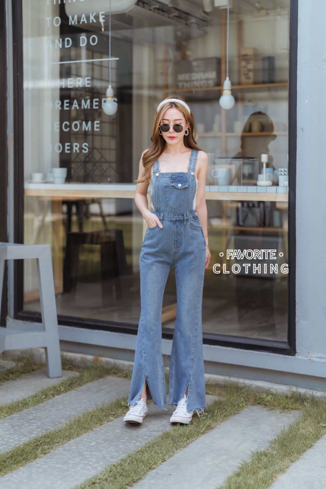 จั๊มสูทแฟชั่น เอี๊ยมยีนส์ขายาว แต่งผ่าปลายขา งานผ้ายีนส์ฟอกเนื้อดี มีซิปข้างกางเกงใส่ง่าย