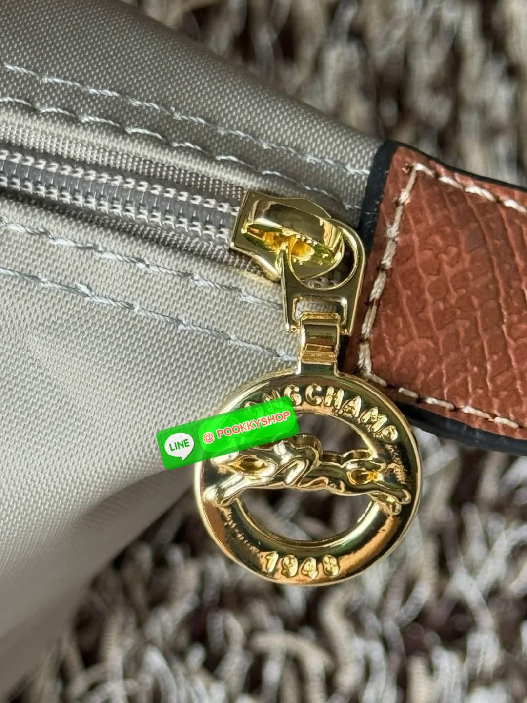 LONGCHAMP LE PLIAGE ORIGINAL S HANDBAG Crossbody Bag กระเป๋าสะพายไหล่ รุ่น Original มีเอกลักษณ์อันโดดเด่นของรุ่นไอคอนนิคของ Longchamp อย่าง Le Pliage (เลอ ปลิยาจ) โดย Longchamp ได้รับแรงบันดาลใจจากศิลปะการพับกระดาษแบบ Origami (โอริกามิ) ในการสรรค์สร้างกระ