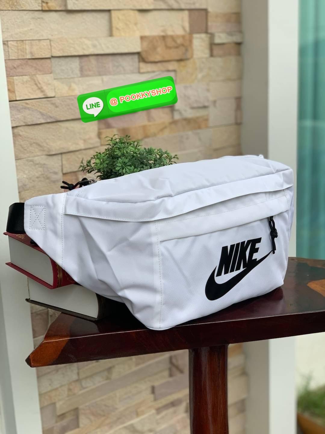 Nike Tech hip pack กระเป๋าคาดเอว Nike Tech รุ่นใหม่ชนช้อป!! ให้คุณหยิบใช้อุปกรณ์กีฬาและพกพาได้อย่างง่ายดาย พร้อมโดดเด่นด้วยกระเป๋าซิป 2 จุดสำหรับเก็บสิ่งของ และสายกระเป๋าแบบปรับได้เพื่อให้แนบกับลำตัว ใช้งานได้คล้องตัว ใส่ของได้จุสมใจเลยคร้า