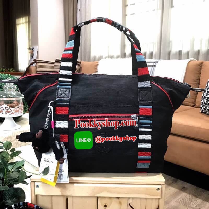 NEW ARRIVAL! KIPLING ART NYLON HANDBAG กระเป๋าถือหรือสะพายรุ่นแนะนำวัสดุ Nylon+Polyester100% น้ำหนักเบา โดดเด่นที่สามารถรูดซิปมุมกระเป๋าเปลี่ยนทรงได้ไม่จำเจ มีหูหิ้วสะพายไหล่เเละสายยาว crossbody เลื่อนปรับระดับได้ มือจับหูหิ้วเป็นหนังปั้มโลโก้ เปิดปิดด้วย