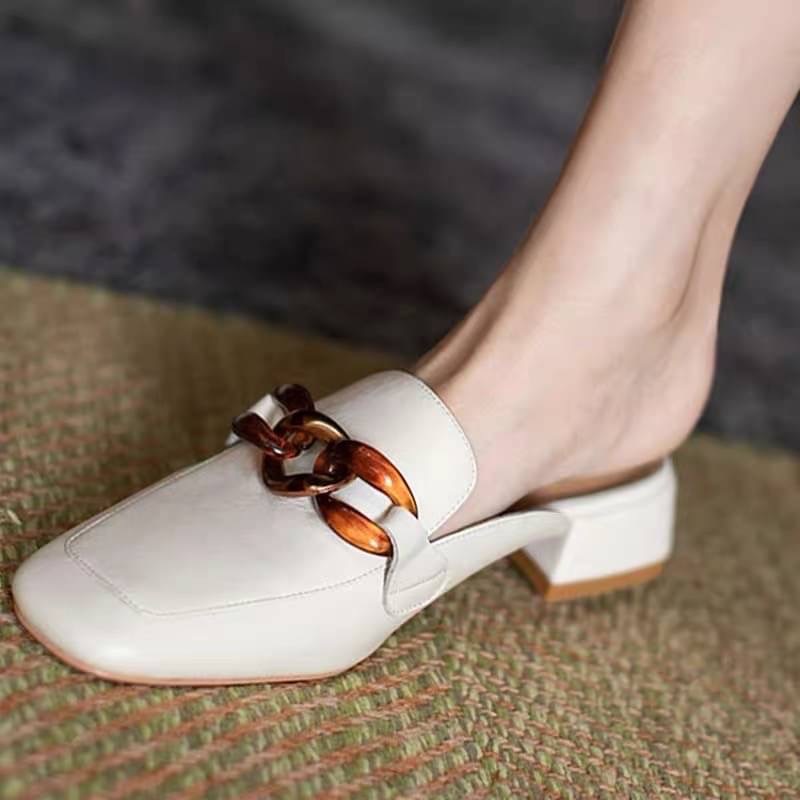 𝙉𝙀𝙒 𝙉𝙀𝙒 ‼️ รองเท้าสไตล์เกาหลีเกาใจมาแล้วทรงนี้เป็นทรงที่ทุกคนต้องมี คลาสสิครุ่นนี้น่ารักมาก ทรงหัวตัดมีความโซ่อะไหล่ทองคาดส้นไม่สูงพื้นนิ่มใส่สบายคู่นี้แมทช์กับเสื้อผ้าง่าย