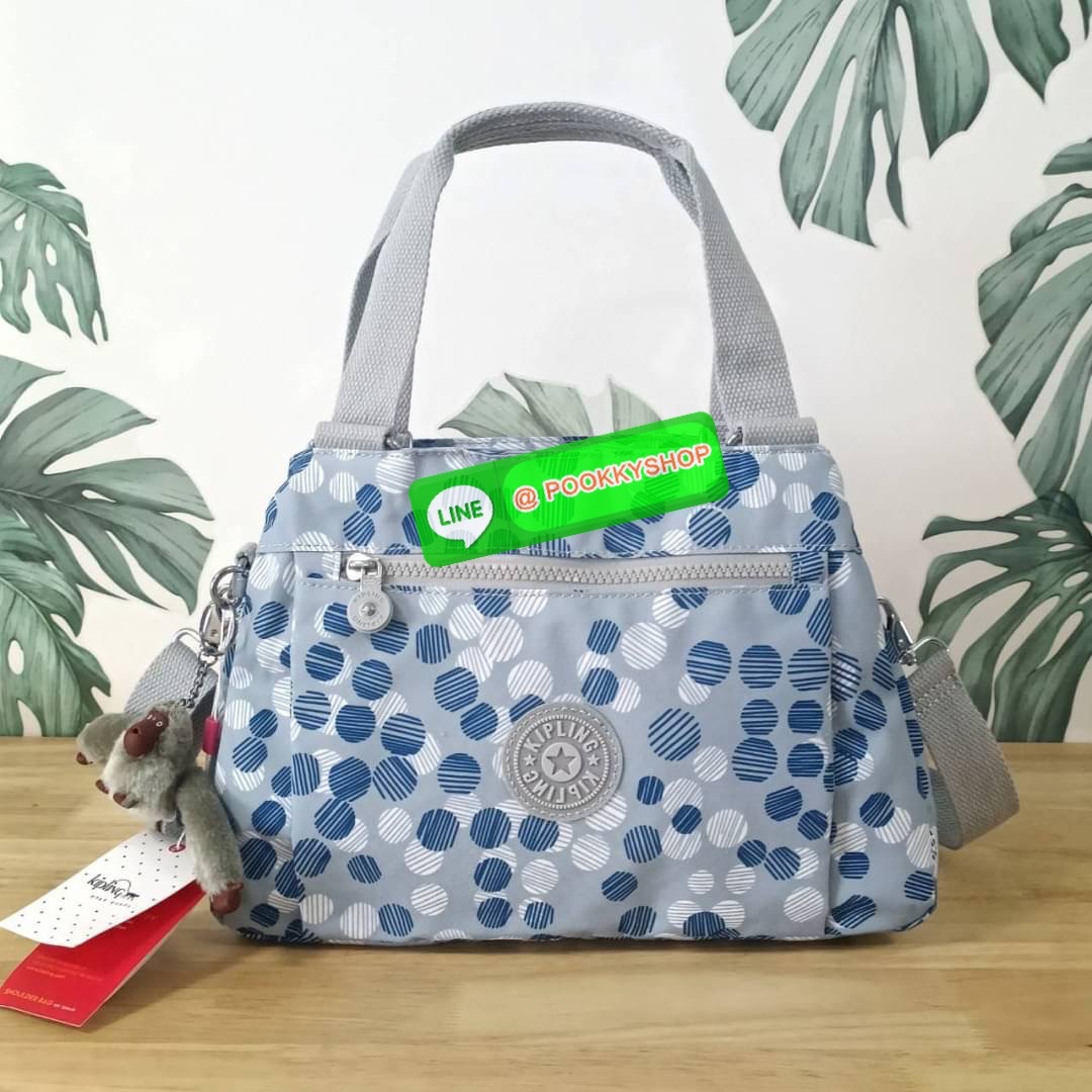 KIPLING ELISE HANDBAG กระเป๋าถือและสะพายไหล่ วัสดุ Nylon +Polyester ขนาดกำลังพอดี จุของได้มาก มีหูจับสองสาย ถือสะดวก น้ำหนักเบา มีช่องซิป ด้านหน้า ช่อง กระเป๋าหลักเปิด-ปิดด้วยซิป มี3 ช่องว่างใส่ของได้จุมากๆ ใส่มือถือได้ กระเป๋าสตางค์ใบยาว และ เครื่องสำอาง