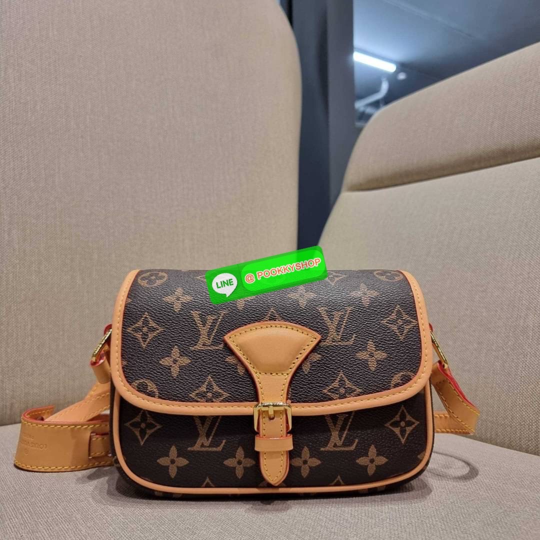 Rare item!! LV sologne crossbody bag ที่สุดของรุ่นหายากที่จัดเต็มให้แบบฟูลเซ็ท กระเป๋าสะพายราคาสุดคุ้มจากเคาน์เตอร์ dutyfree ที่ดีไซน์ออกมาน่ารักน่าใช้ ขนาดกำลังสวยมาก วัสดุหนังแคนวาส เปิด-ปิดด้วยกระดุมแม่เหล็ก ภายในโล่ง มีช่องซิปแยกให้ ใส่ของสำคัญได้สบาย