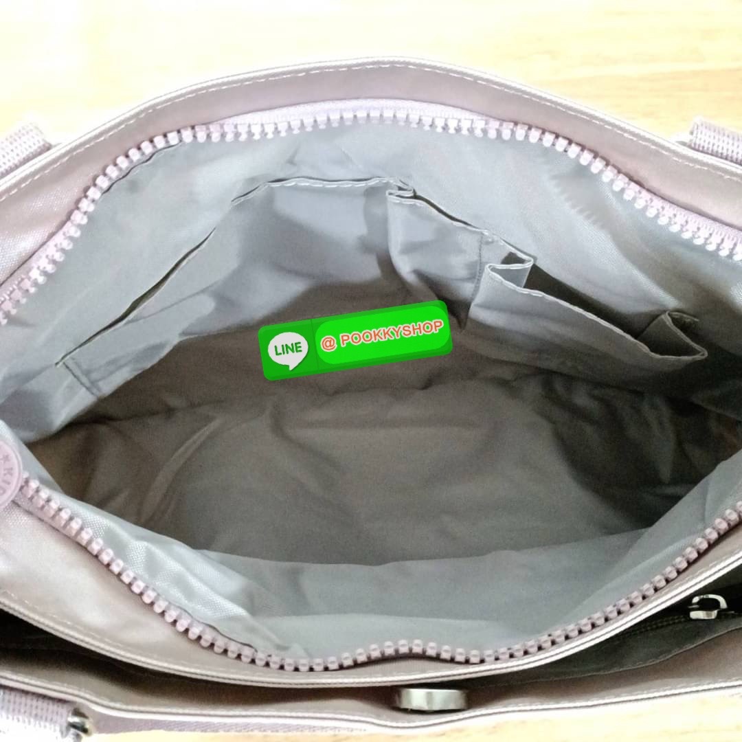 KIPLING Caralisa bag กระเป๋าถือหรือสะพาย วัสดุ Polyester เคลือบผิวกันน้ำ รุ่นใหม่จสก kipling เหมาะสำหรับวันทำงาน หรือ ใช้สะพายในชีวิตประจำวัน สามารถใส่กระดาษ A4 หรือ Ipad /Tablet ได้ถึง 11 นิ้ว