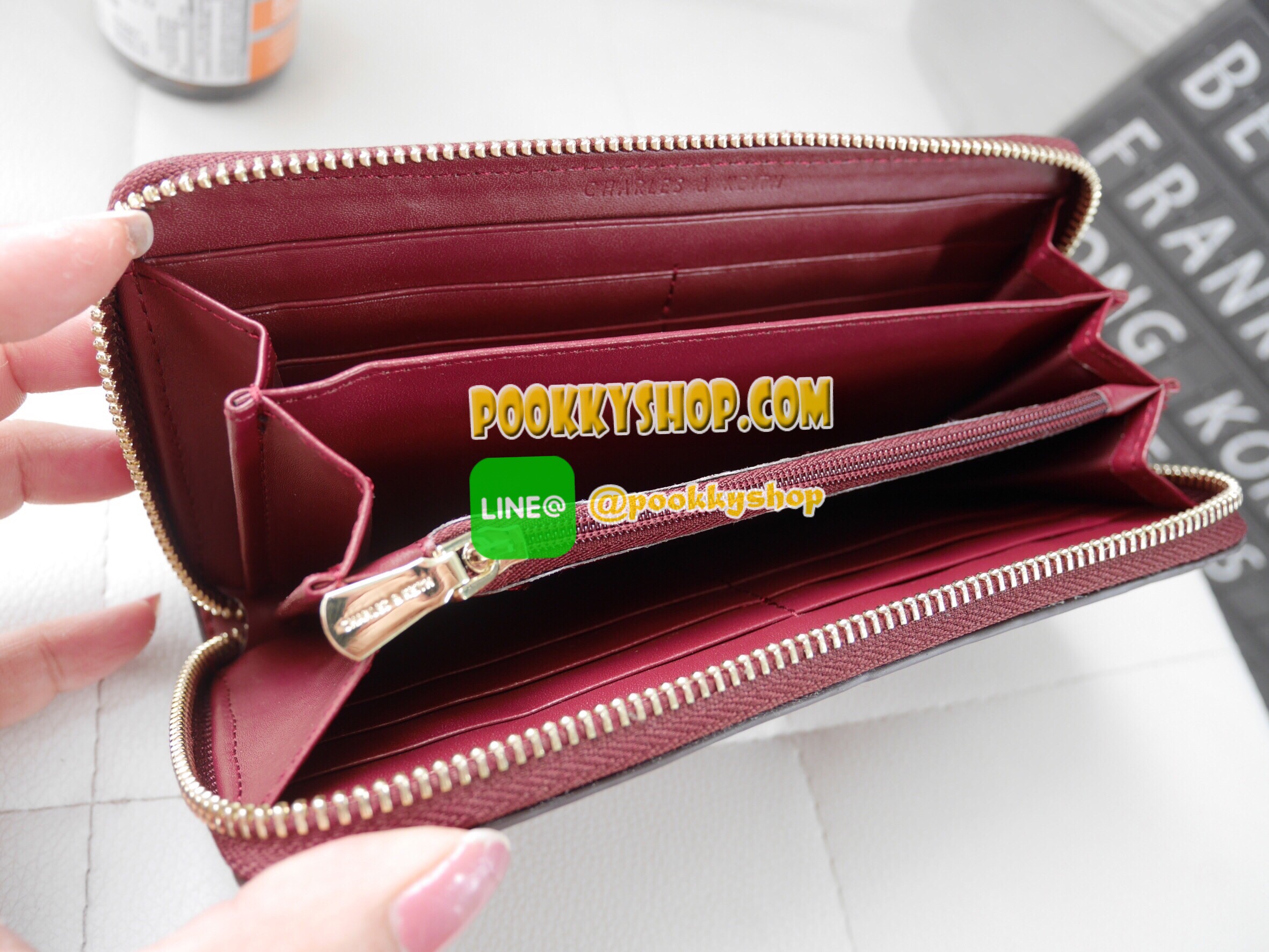 กระเป๋าสตางค์ยาว ซิปรอบ ดีไซน์ คลาสิค รุ่นใหม่ ยี่ห้อ CHARLE & KEITH ด้านหน้าตกแต่งซิปสุดเก๋ ให้ความสวย ดูดี เรียบหรู เปิดปิดด้วยซิปยาว ด้านหน้าปั๊มสกรีนยี่ห้อ โดดเด่น ในสไตส์ค่ะ ด้านในใส่บัตรได้มากกว่า 12 ใบ ช่องกลางเป็นซิป เก็บเหรียญได้ค่ะ สาวๆที่ชอบ คว