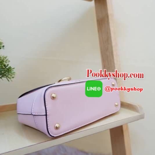 Lyn กระเป๋าหิ้วมาพร้อมสายสะพาย ขนาดกลางๆไม่เล็กไม่ใหญ่ ดีไซน์สวยน่ารัก ด้านในมีป้ายโลหะปั๊มแบรนด์ ใต้กระเป๋ามีหมุดรองทั้ง 4 มุม รูปทรงสวยเก๋ขนาดนี้ ไม่มีไม่ได้นะคะ