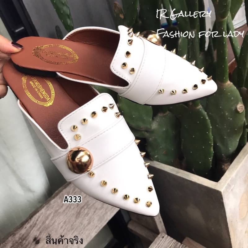 แบบขายดี!!! พร้อมส่ง มาแร้วคร้างานที่กำลังเป็นที่นิยมในตอนนี้ ลำลองทรงสลิปเปอร์หนังนิ้มนิ่มด้านหน้าประดับอะไหล่หมุดทอง แบบเปิดส้นสวมใส่ง่ายรองพื้นเสริมนวมนุ่มใส่นุ่มเท้า ส้นยางกันลื่นหนา 1 ซม. ใส่แล้วดูโดดเด่นฟรุ้งฟริ้ง มุ้งมิ้งสุดๆเลยค้า