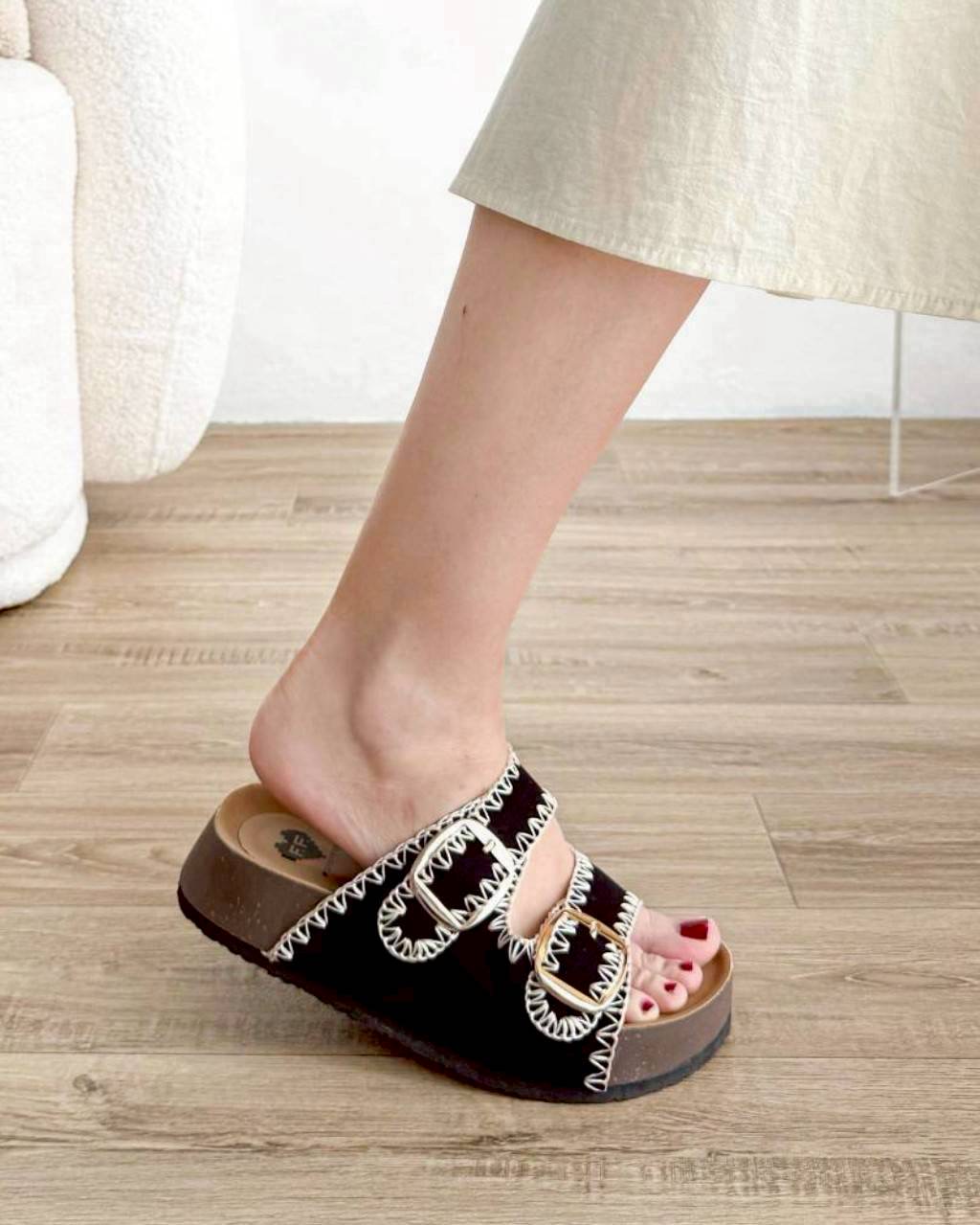 แบบมาใหม่ รองเท้าทรงไบเก้น ส้นหนา 1.5 นิ้ว เย็บตกแต่งลาย งานแฮนด์เมดช่างไทย พื้นเสริมฟองน้ำตรงส้นเท้า ใส่สบาย เข็มขัดปรับระดับเข้าออกได้ เป็นงานส้น PVC แต่งลายไม้ โดนน้ำได้ ไม่เหม็นอับ น้ำหนักเบา