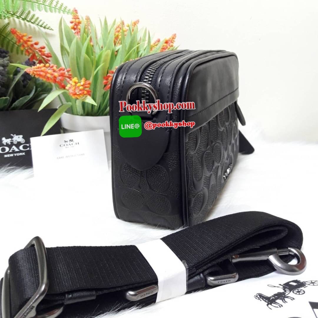 NEW IN !! COACH GRAHAM CROSSBODY IN SIGNATURE LEATHER (COACH F50713) **รุ่นตามหากันเยอะมากๆ** กระเป๋าสะพายข้าง ใช้ได้ทั้งผู้ชายและผู้หญิง โดดเด่นด้วยลาย Signature แบบลาย C นูน สายสะพายถอดได้ สามารถถือเป็นครัชได้ สามารถปรับสายสั้นเป็น คาดอกได้ ขนาดกำลังดี