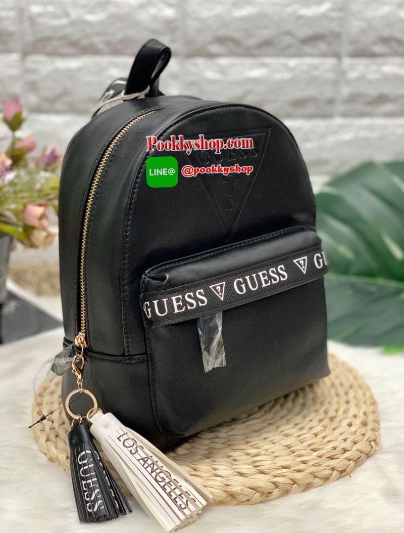 New !! GUESS GESABEL GYM BACKPACK กระเป๋าสะพายหลังได้//สะพายข้างได้ วัสดุหนังนิ่ม น้ำหนักเบา รูปทรงน่ารักมากๆค่ะ ด้านหน้ามีช่องซิปหนึ่งช่อง เปิดปิดกระเป๋าด้วยซิป มีพวงพู่แบรนด์ห้อยเพิ่มความเก๋เข้ามาให้ด้วย พวงพู่สามารถถอดแยกออกได้ด้วยค่ะ ภายในกระเป๋าโล่งก