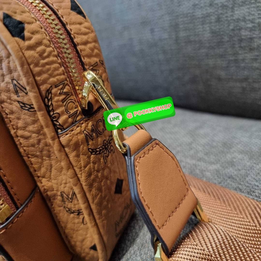MCM KLASSIK CROSSBODY IN NEW YEAR TIGER VISETOS ใหม่ล่าสุด คอลเลคชั่นรับปีเสือ ของมันต้องมี กระเป๋าสะพายข้างทรงครอสบอดี้ โดดเด่นด้วยลายพริ้นท์น้องเสือคมสวย รุ่นนี้หนุ่มๆหรือสาวๆก็สะพายได้น้า ขนาดกำลังดี วัสดุหนังแคนวาสคุณภาพดี มีช่องหลัก 2 ช่อง เปิด-ปิดด้