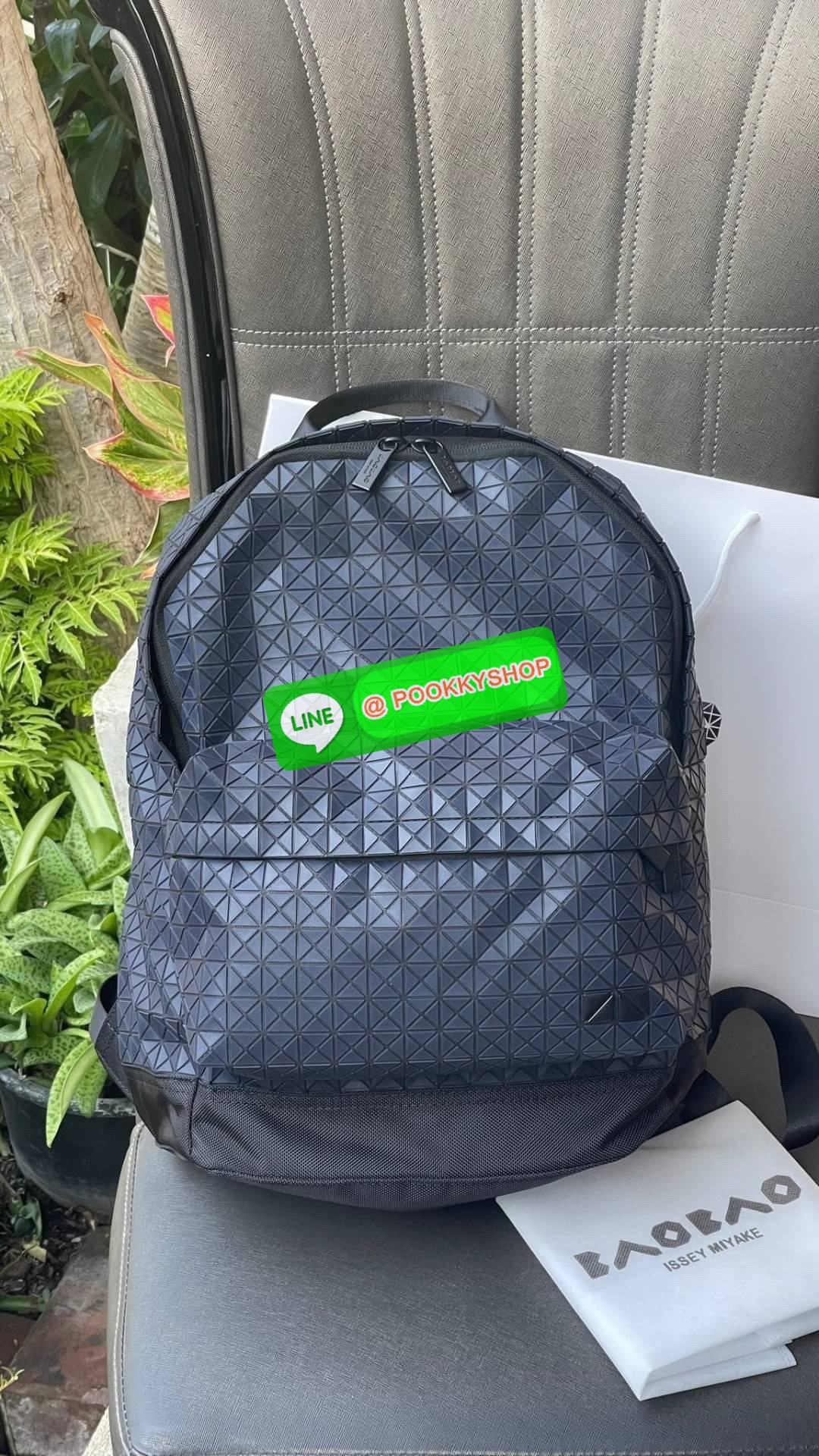 Bao Bao Issey Miyake Daypack geometric backpack กระเป๋าเป้ทรงคลาสสิก รองรับน้ำหนักได้ดี เหมาะกับการเดินทาง เป้สะพายหลังรุ่น Daypack One-Tone Backpack มาในรูปทรงกระเป๋าเป้สุดคลาสสิก โดดเด่นด้วยการออกแบบที่เป็นเอกลักษณ์ วัสดุสามเหลี่ยมขนาดเล็กพิเศษ ได้กลิ่น