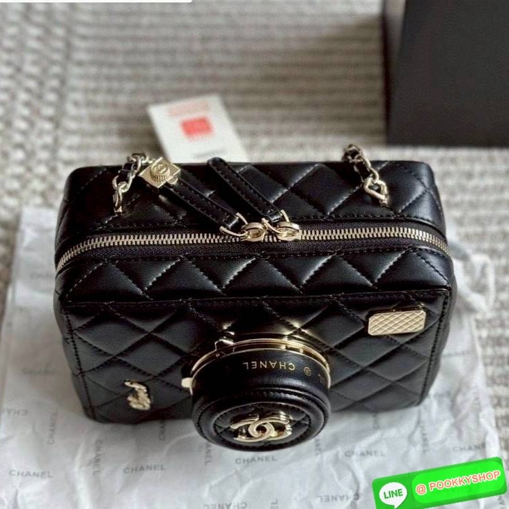 Chanel 24 camera bag Spring 2024 กระเป๋าสะพายทรงกล้อง เก๋มากสุดไอคอนิก ดีไซน์เป็นเอกลักษณ์ ดูแพงเกินเรื่อง มีความโดดเด่นดีไซน์คล้ายเลนส์ด้านหน้าเปิดเป็นกระจกได้ มาพร้อมสายสะพายยาว รูดใช้งานด้วยซิป ภายในโล่งกว้าง ใส่ของสำคัญต่างๆได้ครบ เป็นไอเท็มที่ตอบโจทย