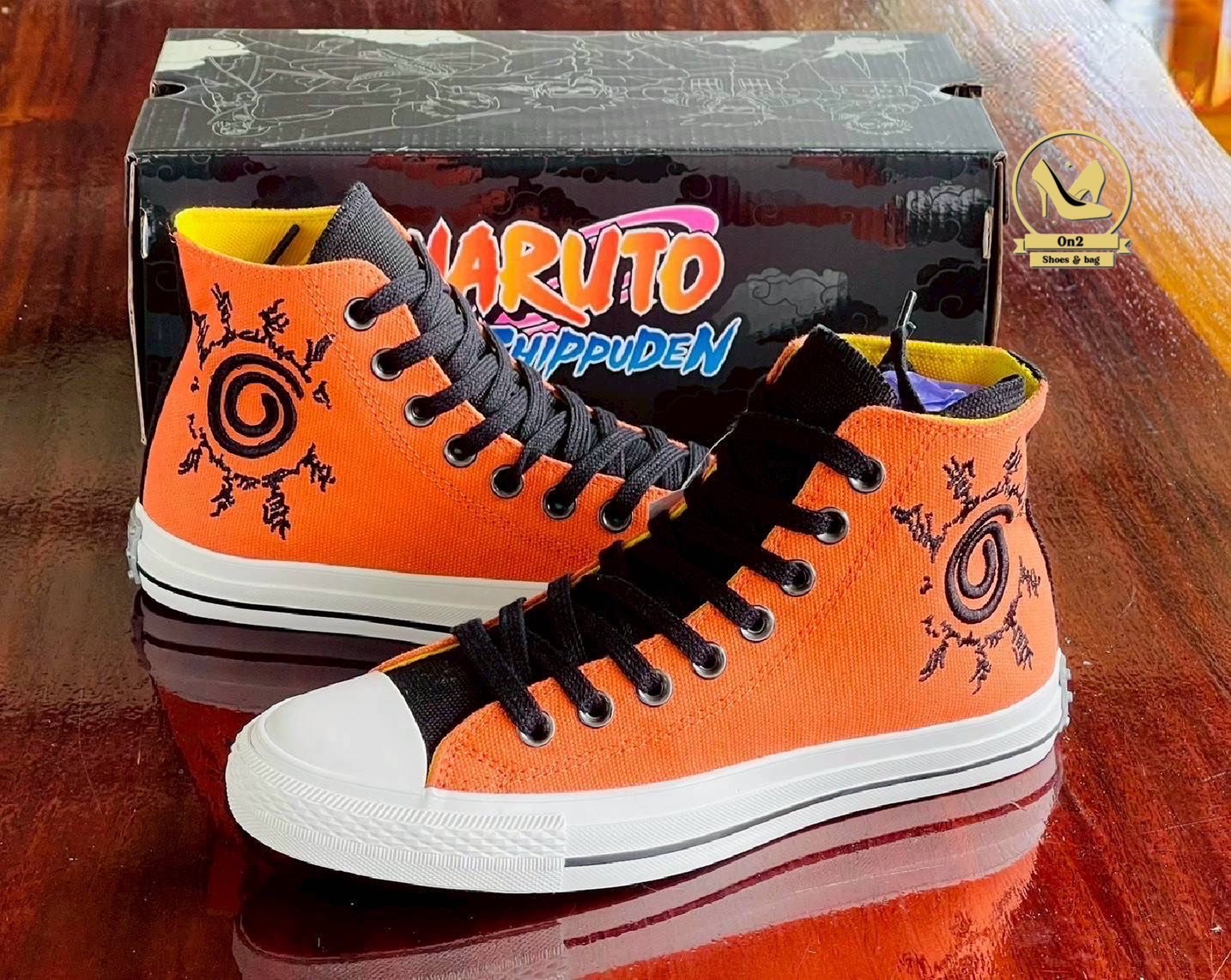 รองเท้าคอลแลบระหว่าง Converse กับแอนิเมะ Naruto Shippuden ซึ่งออกแบบมาโดยเฉพาะ โดยแต่ละรุ่นจะได้แรงบันดาลใจจากตัวละครต่าง ๆ เช่น Naruto, Sasuke, Gaara ฯลฯ ที่ถูกถ่ายทอดผ่านสีสันและลวดลายบนรองเท้าอย่างชัดเจน ถ้าคุณเป็นแฟนของ Naruto และอยากได้รองเท้าที่สวย