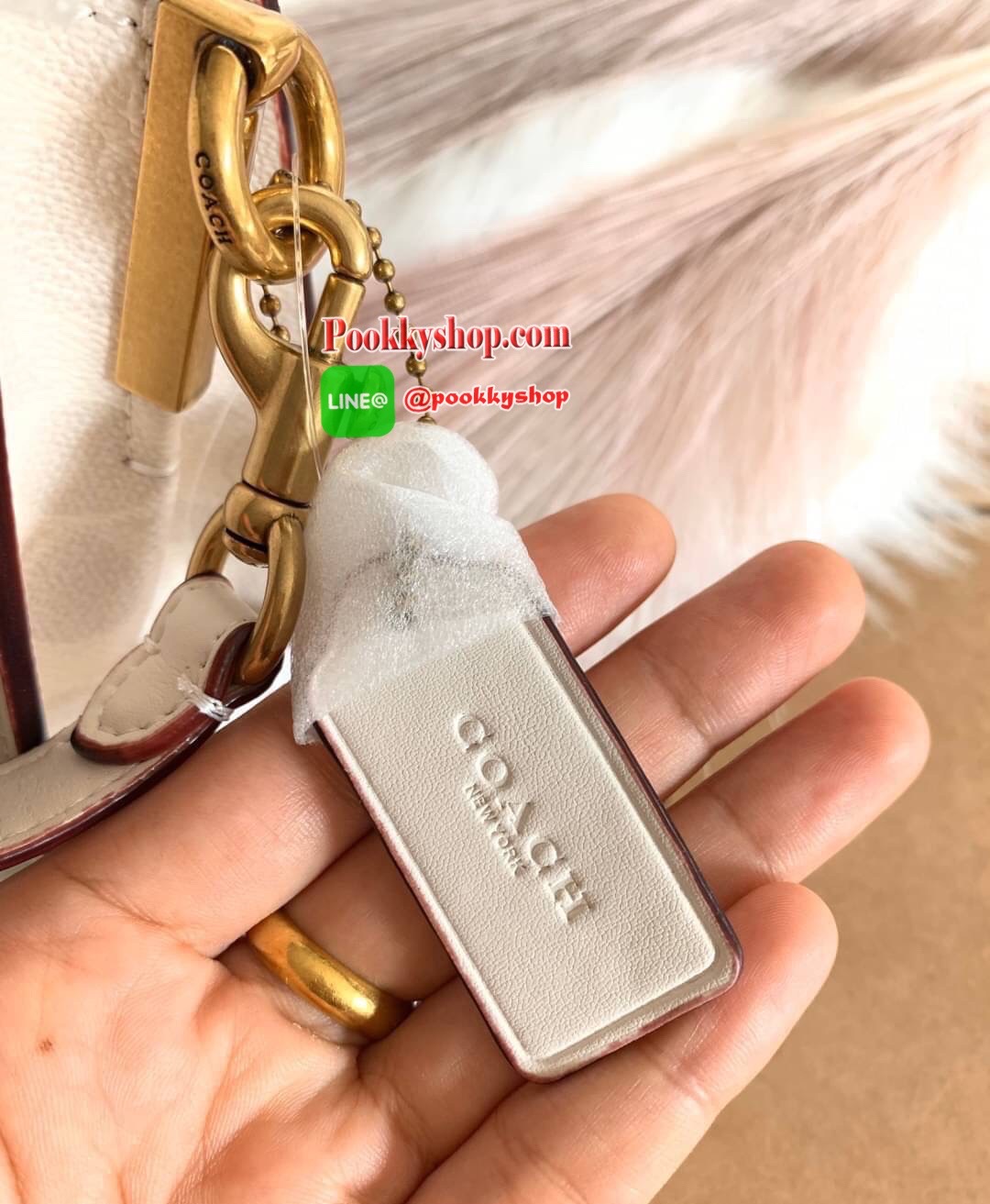 COACH TABBY FLORAL-EMBROIDERED SIGNATURE LEATHER SHOULDER BAG กระเป๋าคล้องไหล่ได้//สะพายข้างได้ หนังแท้นุ่มมากค่ะ จุดเด่นด้านหน้าเป็นรูปดอกไม้งานปักสวยงามมากๆค่ะ เปิดปิดกระเป๋าแบบแม่เหล็ก ภายในมี2ช่องใหญ่ ใส่กระเป๋าเงินใบยาวขนาดปกได้;ของจำเป็นสาวๆได้ครบเล