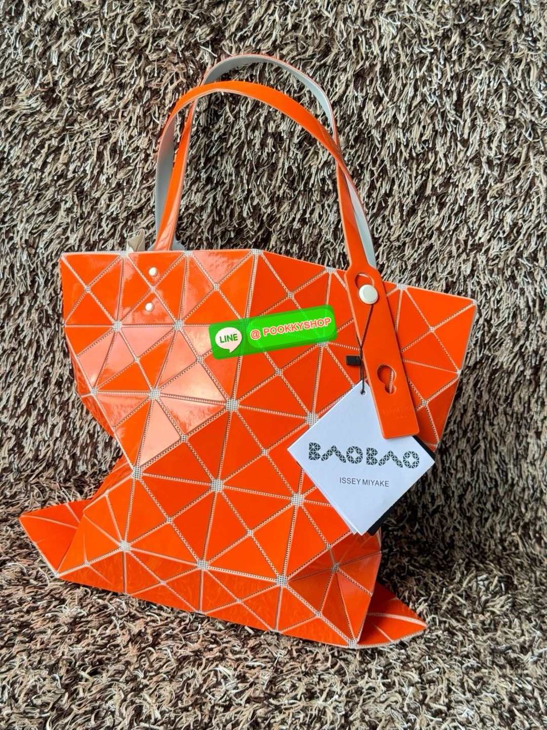 Baobao Issey Miyake 6x6 กระเป๋า Tote รุ่นนี้ถือว่าเป็นกระเป๋า Tote ไซส์กลางที่เหมาะกับการพกพาสิ่งของที่จำเป็นในทุก ๆ วัน มาพร้อมสายที่สามารถปรับได้ทั้งสองสาย และมีช่องใส่ของช่องเล็กด้านใน 1 ช่อง จุของได้เยอะแถมยังทนทาน ใช้เป็น Everyday Bag ได้เลยคะ พกพาสะ