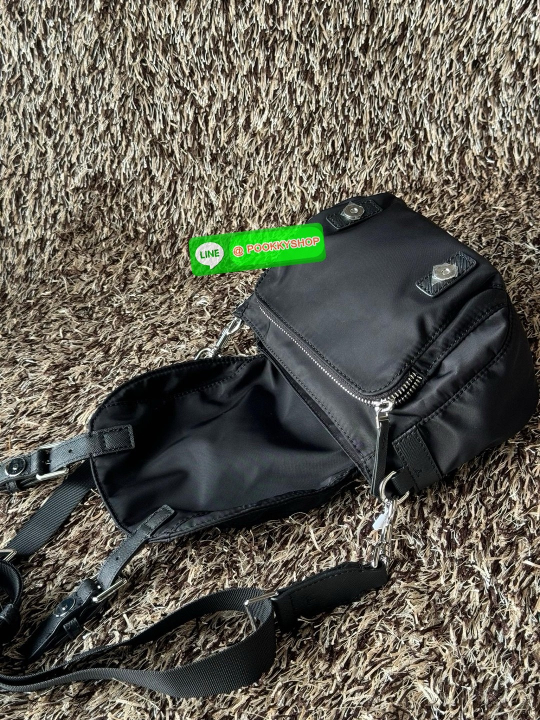 TORY BURCH VIRGINIA SMALL MESSENGER เป็นกระเป๋าที่มีรูปแบบการเปิด-ปิดด้วยกระดุมแม่เหล็ก ทำให้ปากกระเป๋าเปิดง่ายและหยิบสิ่งของสะดวก ซึ่งภายในฐานกระเป๋ามีความกว้างขวางพอสมควร เก็บสิ่งของต่าง ๆ ได้ดั่งใจ มาพร้อมดีไซน์เรียบง่ายสีดำประดับด้วยโลโก้แบรนด์อันเป็น