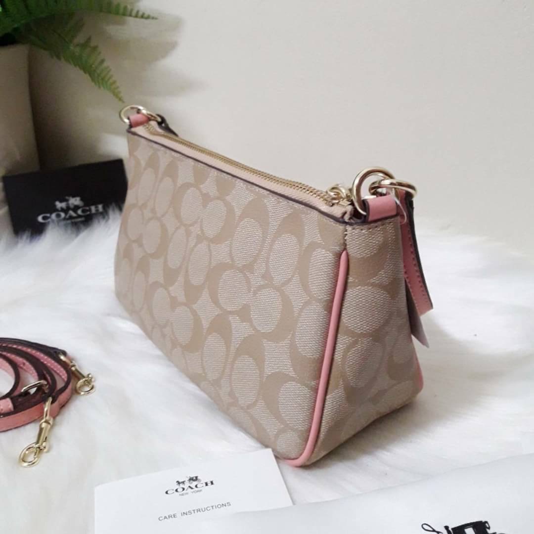 ขายดี Coach Messico Top Handle Pouch In Signature Coated Canvas กระเป๋าหิ้ว/คล้องไหล่/สะพายข้าง ขนาดเหมาะ ดีไซน์สวยน่ารัก ผลิตจากวัสดุคุณภาพดี แข็งแรงทนทานน้ำหนักเบา ภายในบุผ้าสวยงามเรียบร้อย 1 ช่องอเนกประสงค์ ซิปโลหะสีทองสวยงาม สายสะพายถอดและปรับความยาวไ