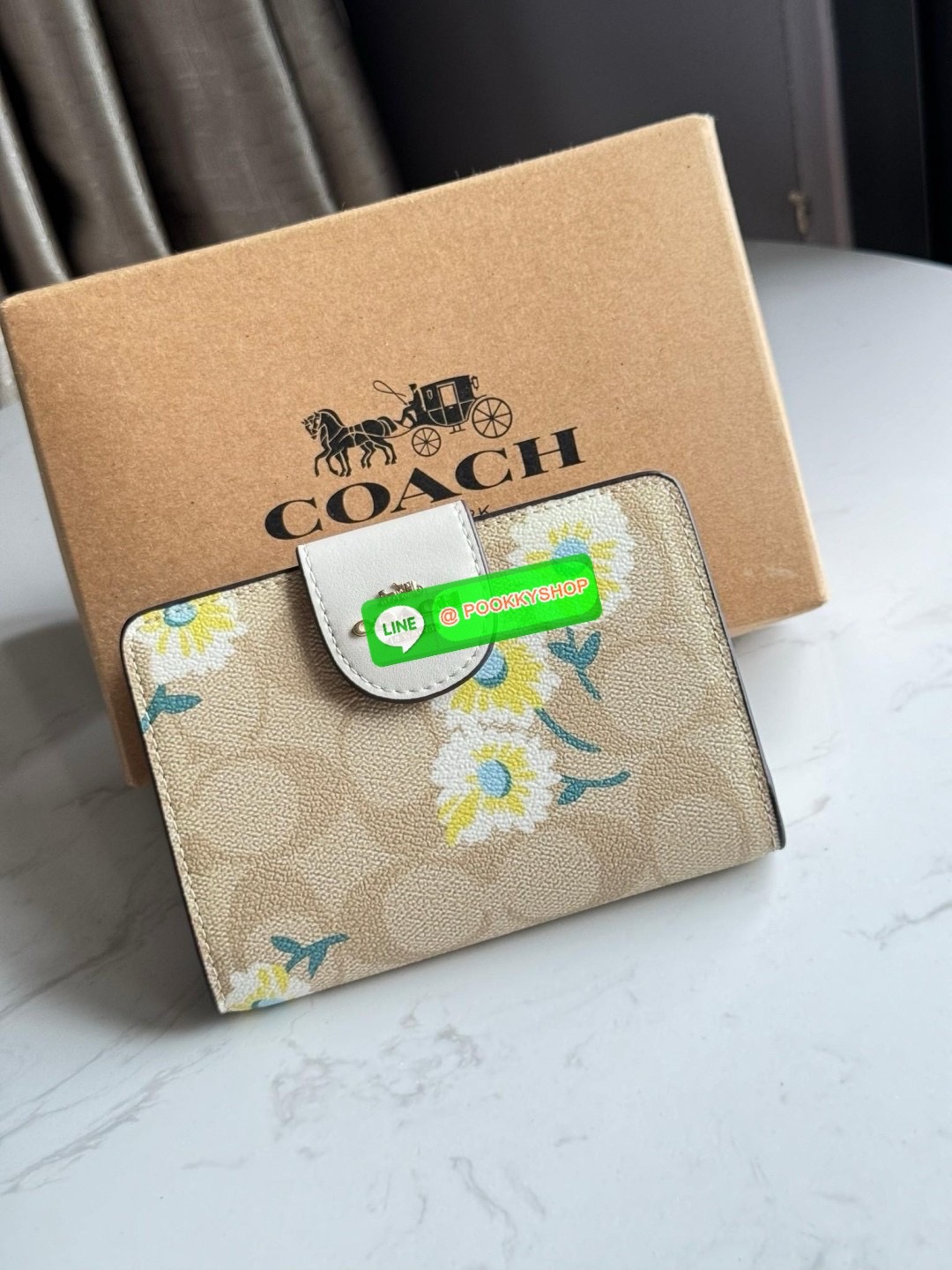 COACH MEDIUM CORNER ZIP WALLET IN SIGNATURE CANVAS กระเป๋าสตางค์ขนาดกลางที่ถือว่าเป็นไอเทม Must Have ของทุกเพศทุกวัยที่ต้องพกติดตัวไว้ตลอดเวลา เพราะนอกจากจะช่วยจัดเก็บเงิน บัตรประชาชน บัตรเครดิตและต่าง ๆ ให้เป็นระเบียบเรียบร้อยยังต้องคำนึงถึงประโยชน์ใช้สอ