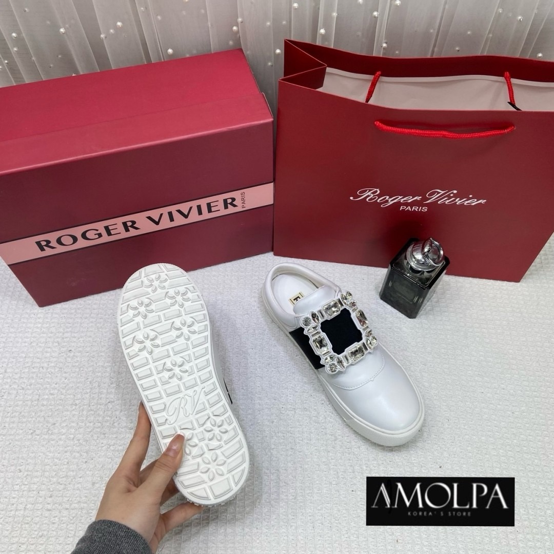 เข้าเพิ่มมมแล้วค้า รุ่นเปิดส้น ใส่สบาย สะดวกกกมากก แอ๊ดเก็บแล้วค้า รุ่นนี้พรีเมียมมาก บอกเลยว่า ไม่ผิดหวังค่ะ สวยยยจริง Hiend 1:1 ROGER VIVIER WOMEN SNEAKER อุปกรณ์ครบ ตามช๊อป รุ่นนี้คือแบบบว่า ... พูดได้คำเดียว ว่าต้องมี!!! เป๊ะ ปัง ปั๊วะ มากกกค่าลูกค้า