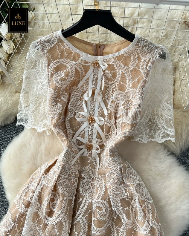 เดรสแฟชั่น เดรสเสื้อคอกลมแขนสั้น กระโปรงจับจีบทรงเอ เสื้อแต่งด้วยริบบิ้นและดอกไม้ลูกปัดสีทอง