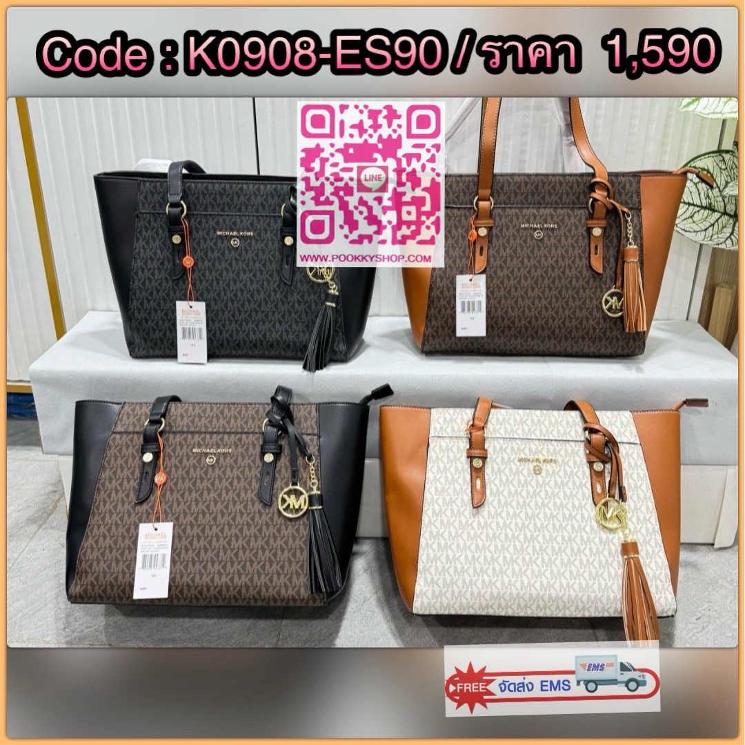 MICHAEL KORS TOTE BAG กระเป๋าสะพายไหล่ทรง Tote ใบใหญ่กำลังดีหนัง Saffiano สวยหรูอยู่ทรง ด้านหน้าประดับโลโก้สีทองสวย พร้อมอะไหล่ห้อยแบรนด์ ภายในมี 2 ช่องหลัก 1 ช่องซิปกลาง และช่องเล็ก ใส่ของจุกจิก และสายห้อยกุญแจ กว้างและจุ ใส่ ipad เอกสาร A4 กระเป๋าสตางค์