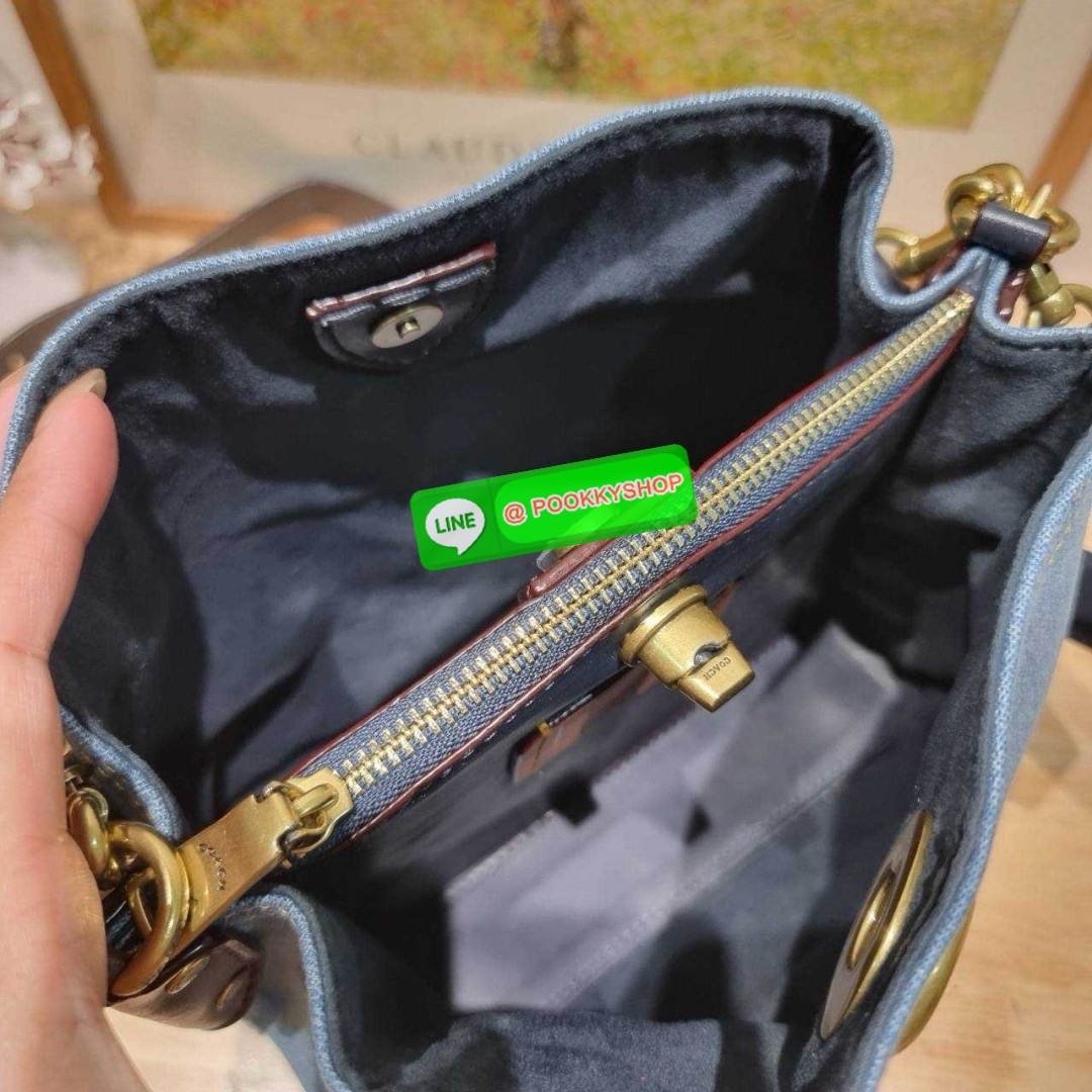 COACH CS241 WILLOW BUCKET BAG 🔆 Details ไอเท็มขายดี the best seller ที่สวยแบบมองไม่เลิก!! สวยแบบทำถึง!! กระเป๋าสะพายไหล่ทรงสวย ดีไซน์คลาสสิควินเทจ สีเดนิมดูโดดเด่น เปิดปิดด้วยตัวบิดล็อค และอีกฝั่งเป็นกระดุมแม่เหล็ก