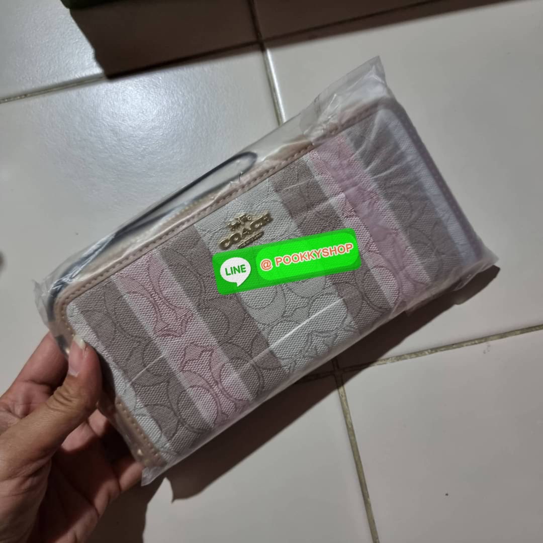 COACH C8313 LONG ZIP AROUND WALLET WITH SIGNATURE JACQUARD WITH STRIPES พร้อมเสิร์ฟความเลิศหรู ใหม่ล่าสุด กระเป๋าสตางค์ใบยาวกึ่งคล้องมือ ดีไซน์ผู้ดี๊ผู้ดี รุ่นขายดี ถือใช้คือขับผิวสุด!! วัสดุผ้า jacquard ลวดลายดูแพง มาพร้อมสายคล้องมือ ถอดออกได้ ภายในใส่บั