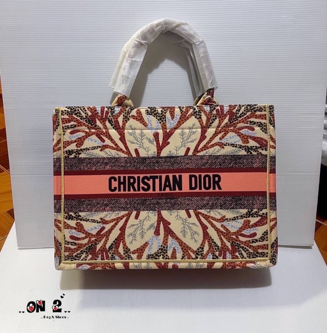 Dior Christian dior book tote งานสวยงานฮอต เป็นทรงที่ใช้ได้เรื่อยๆค่ะ รุ่นนี้ฮิตตลอดกาลสาวๆควรมีติดไว้ งานสวยขนาดกำลังดีใส่ได้เยอะจุใจ
