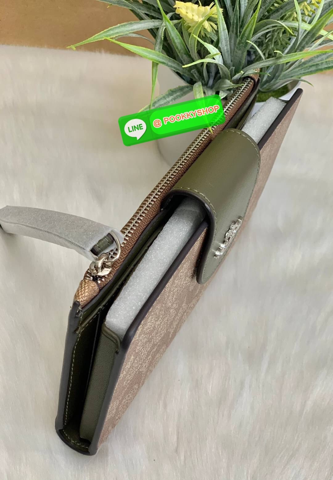 COACH TECH WALLET IN COLORBLOCK SIGNATURE ((C2874)) ✔️กระเป๋าเงินใบยาว หนังแท้ พร้อมสายคล้องมือในตัวค่ะ ✔️เปิดปิดด้านหน้าแบบฝากระดุม ภายในมีช่องใส่ธนบัตร2ช่อง ;สามารถใส่มือถือ iphone 10 xs max ได้เลยค่ะ ✔️มีช่องเสียบธนบัตร7ช่อง;พร้อมช