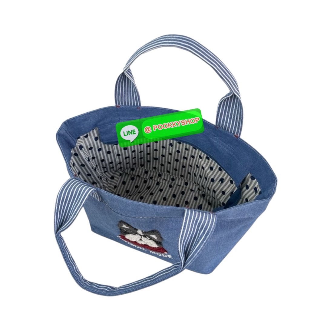 กระเป๋ามินิ Kusuguru Paulo Dyed Denim & Hickory ผ้าย้อมเส้นด้ายนี้มีเนื้อสัมผัสคล้ายผ้าเดนิม ต่างจากผ้าเดนิม ตรงที่ทนทานต่อสีตกและมีน้ำหนักเบา ลายปัก Sagara สามมิติอันโดดเด่นสะดุดตานั้นน่าประทับใจอย่างยิ่ง กระเป๋าใบนี้มีขอบกระเป๋าที่กว้างและขนาดที่ใช้งานง