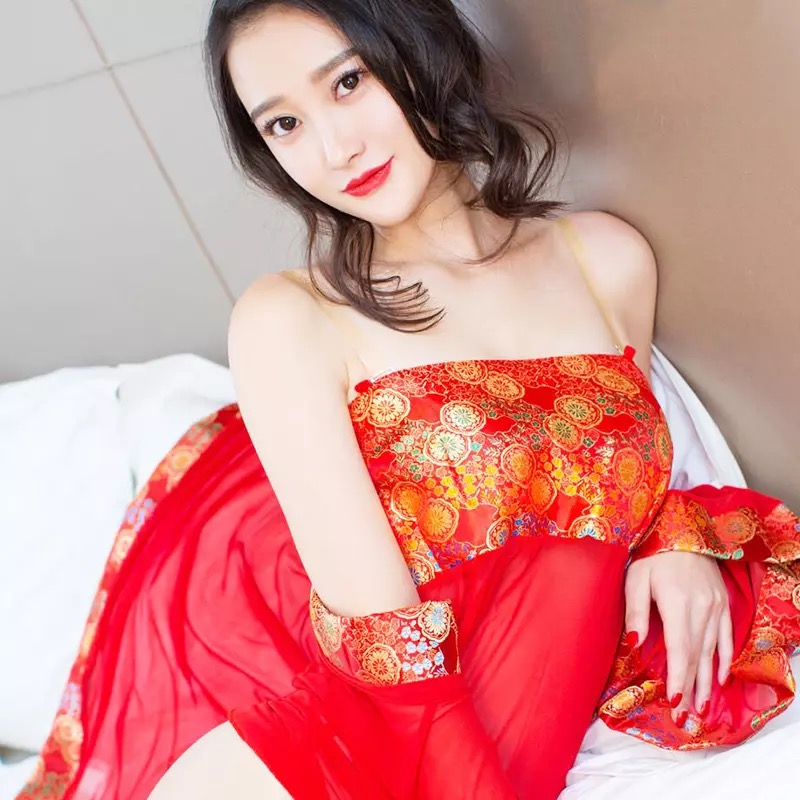 เซ็ทชุดนอน ชุดคลุมนอนเซ็กซี่ เซ็ทชุดนอน สายเดี่ยว ซีทรู สไตล์กี่เพ้าจีน สีแดงสด ตัวใน :เกาะอกซีทรู สีแดงสดแต่งปักลูกไม้จีนช่วงอก ชุดคลุมตัวนอก:ปลายแขนบาน แต่งแถบปักลูกไม้แบบจีน ช่วงสาบเสื้อสองด้าน แบบสวยหรู เซ็กซี่ยั่วยวนสุดๆ งานเกรดพรีเมี่ยม PREMIUM GRAD