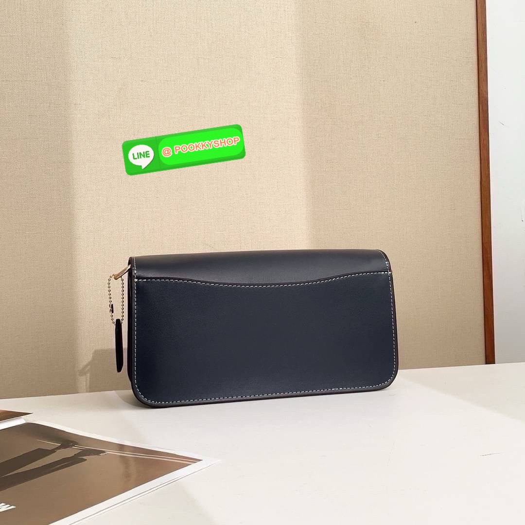 Coach CJ617 รุ่นบัคเคิลหัวใจไม่เคยว่าง ใบนี้บรรจงความหวานละมุนไว้เต็มใบ ถือก็เก๋ สะพายก็เฉียบ สีบลูยีนส์ตัดลายซิกเนเจอร์ หวานแบบไม่ต้องอธิบาย ของมันต้องมีสำหรับสายเก็บลุคเรียบหรูดูแพง