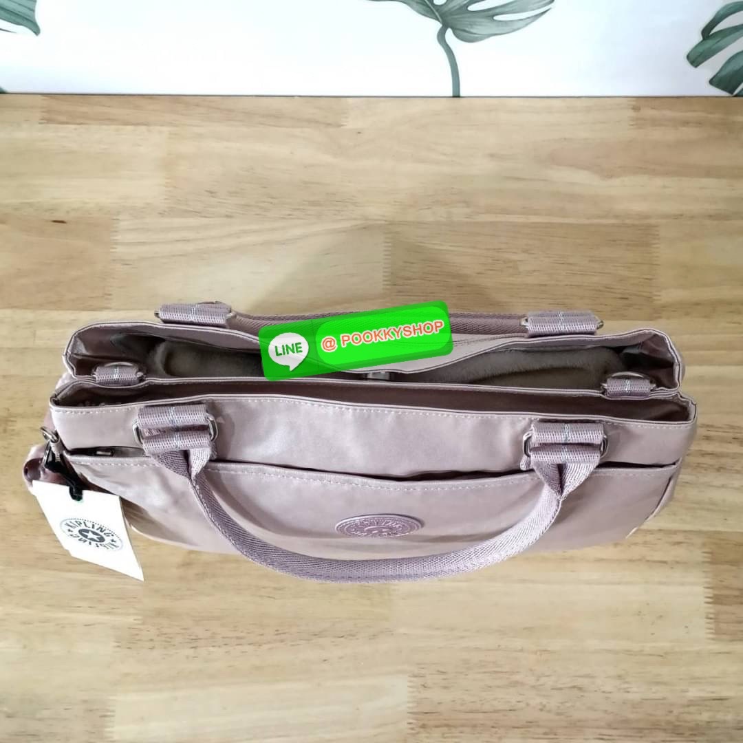 KIPLING Caralisa bag กระเป๋าถือหรือสะพาย วัสดุ Polyester เคลือบผิวกันน้ำ รุ่นใหม่จสก kipling เหมาะสำหรับวันทำงาน หรือ ใช้สะพายในชีวิตประจำวัน สามารถใส่กระดาษ A4 หรือ Ipad /Tablet ได้ถึง 11 นิ้ว