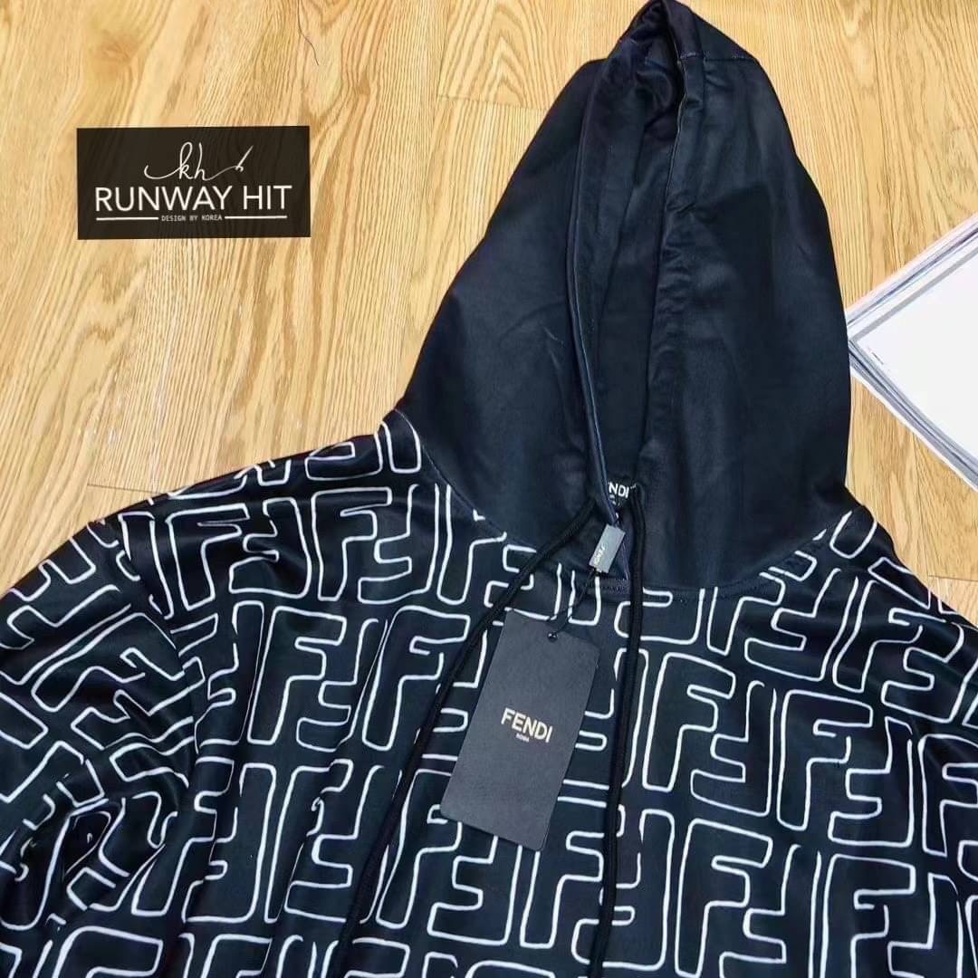 Detail เสื้อจั๊มเปอร์ มีhood brand fendi new collection2020 ผ้าใส่สบายของสวยจะใส่แมทช์กับอะไรก้อสวยค่ะสวยเป๊ะสุดๆของสวยๆต้องมีคะบอกเลยจ้า งานhiend 1:1 สวยเป๊ะผ้าดีสุดๆเลยจ้ะพี่จ๋า