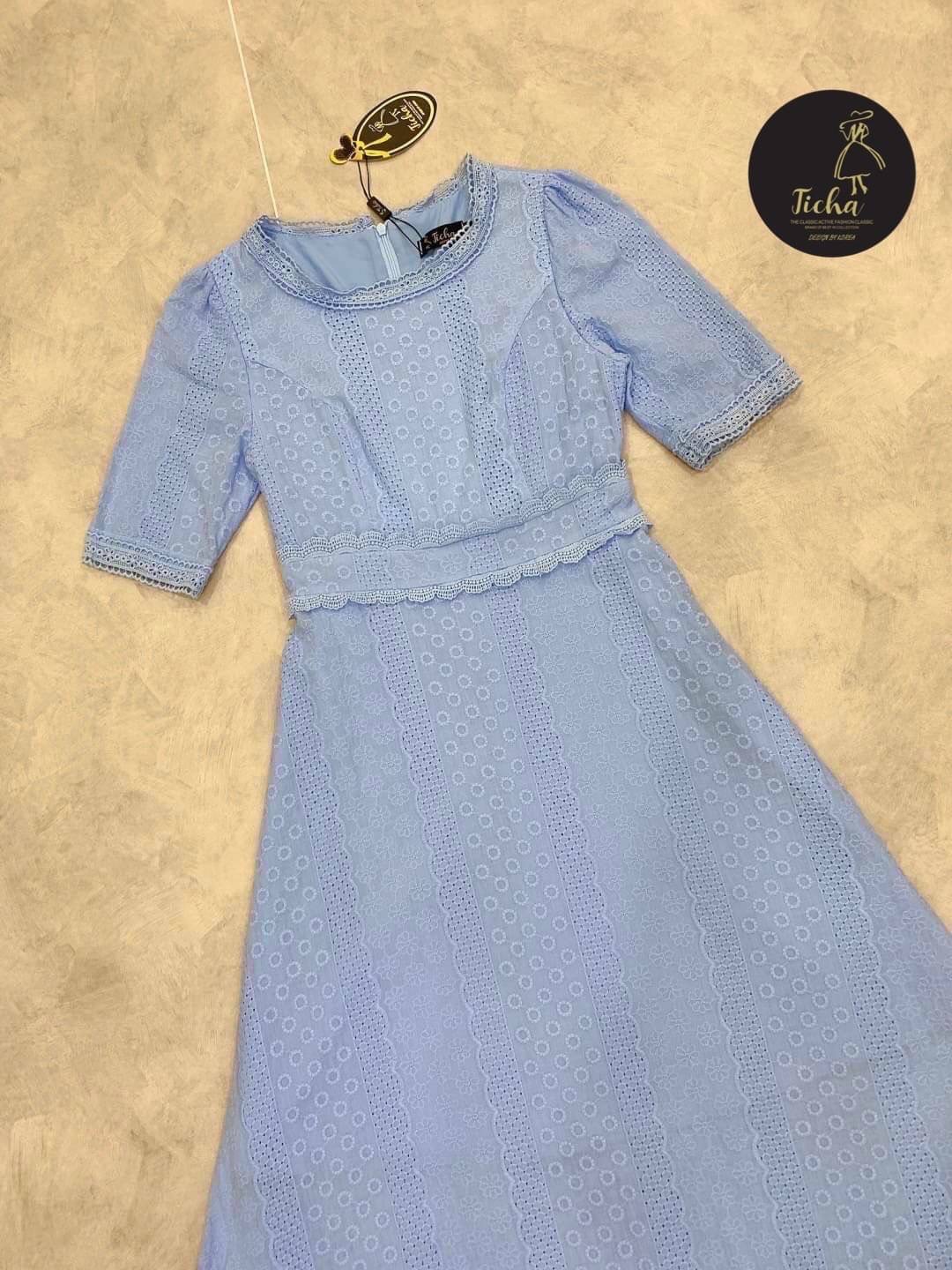 เดรสลูกไม้ถักทอฉลุตัวยาว คอกลมแขนศอก ดีไซน์ถักทอช่วงเอวระบายหยักๆ ชายกระโประแต่งระบายเล็กน้อย บอกเลยผ้าดีมาก ผ้านิ่ม ใส่สบาย มีซิปหลัง เย็บซับในอย่างดี ทรงเป๊ะมาก จะใส่ออกงาน หรือจะใส่เที่ยวถ่ายรูปได้ทุกโอกาสเลยนะคะ