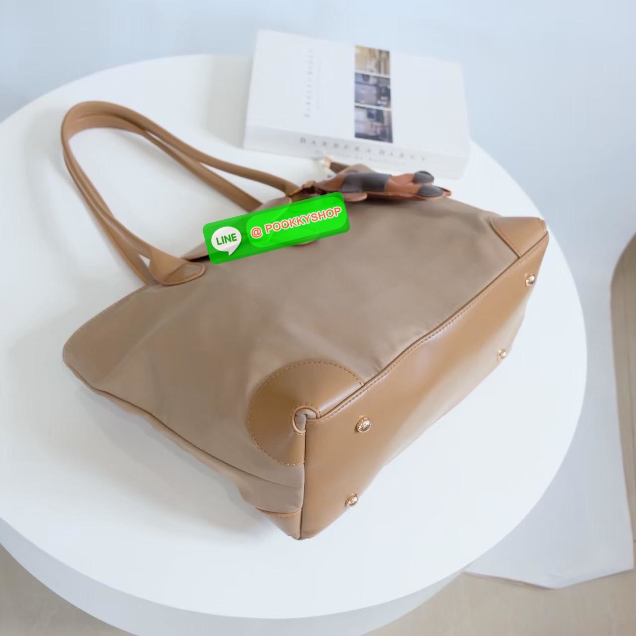 👜 KEEP รุ่น Champagne Everyday Bag ยอดฮิตที่ตอบโจทย์ทั้งสไตล์และฟังก์ชัน ✨ ฟังก์ชันที่ใช่ • ผลิตจาก ผ้าไนลอนนาโนกันน้ำ เอกสิทธิ์เฉพาะ KEEP • น้ำหนักเบาพิเศษ พกง่าย ใช้สะดวกทุกวัน • ปากกระเป๋ามี ซิปปิดแน่นหนา ของไม่ตกหล่นง่าย