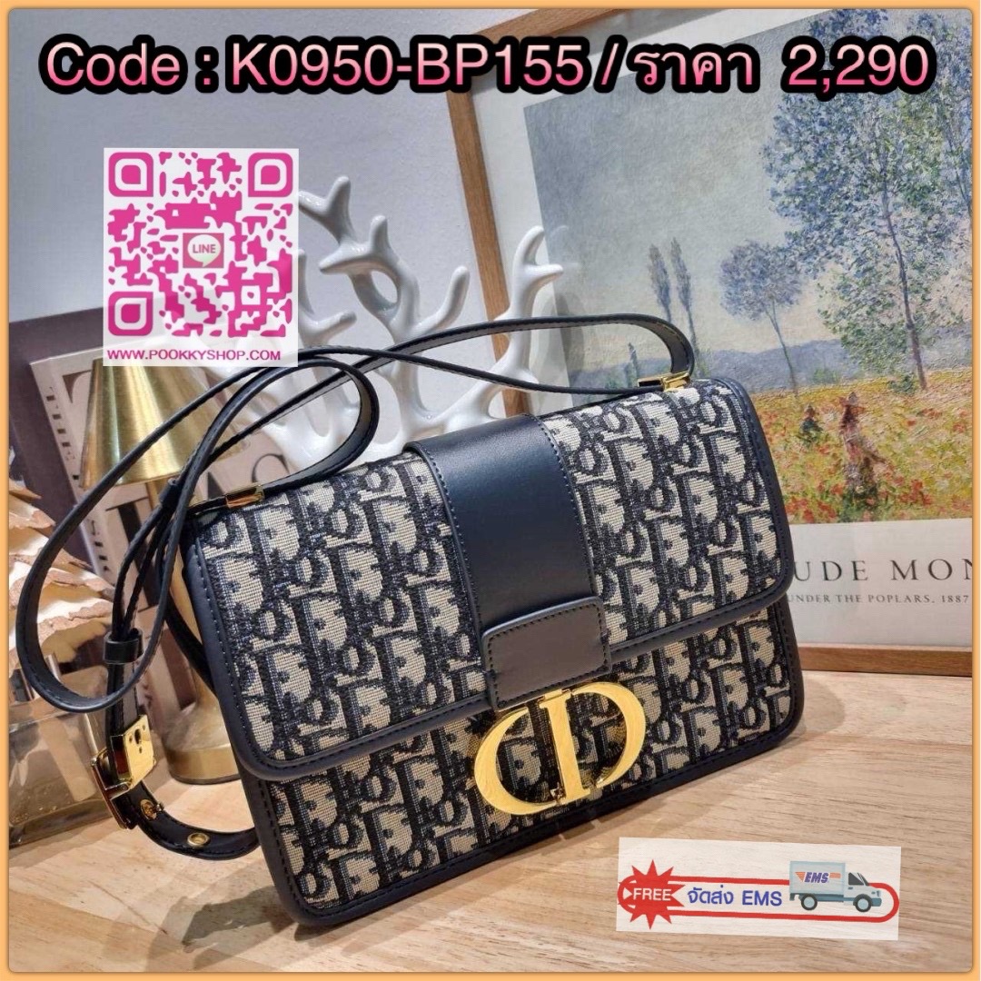 CD 30 MONTAIGNE BAG 🔆 Details กระเป๋าสะพายข้างสุดฮอต จากเคาน์เตอร์ dutyfree ที่สาวๆต้องไม่พลาด ทรงสวยมีกิมมิคในตัว ดูแพง ดีไซน์ย้อนยุคเป็นเอกลักษณ์ เปิด-ปิดด้วยอะไหล่กดล็อคแน่นหนา ใช้งานง่าย ด้านหลังมีช่องใส่ของจุกจิกได้ ภายในเป็นช่องโล่ง ใส่ของสำ