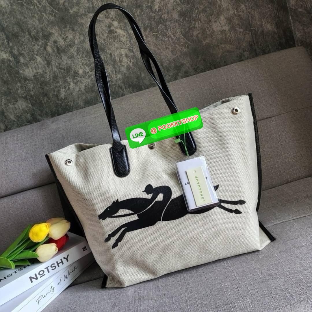 LONGCHAMP ESSENTIAL TOILE SHOULDER BAG L ECRU กระเป๋าสะพายไหล่ ใบใหญ่ สาวสายแบกไม่ควรพลาด ใส่เอกสาร แล็บท๊อป แฟ้มงานหรืออื่นๆใบเดียวจบคะ กระเป๋ามีความยืดหยุ่นและน้ำหนักเบา ปิดด้วยระบบสแน็ปอิน Longchamp ได้ปรับปรุงไลน์ผลิตภัณฑ์ ROSEAU อันเป็นสัญลักษณ์ใหม่ท