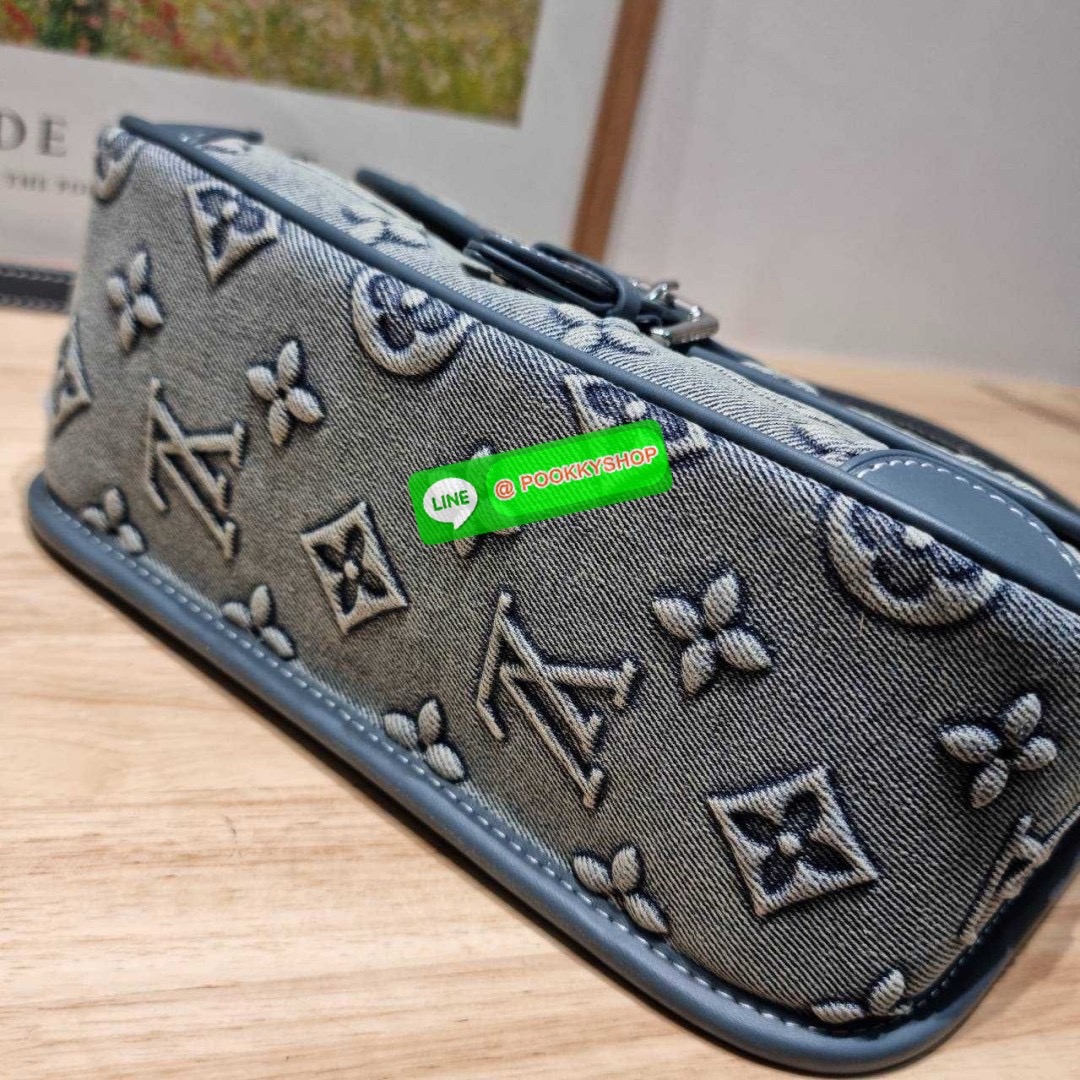 LV diane monogram washed denim bag 🔆 Details ใหม่ล่าสุด กับกระเป๋าทรงสุดฮิต คลาสสิคและเป็นอีกหนึ่ง signature ที่มาในรูปแบบ washed denim สวยดูแพงสุดๆ มาพร้อมสายสะพายถึง 3 แบบ สายคล้องไหล่ สายสะพายข้างแบบหนังและแบบสปอร์ต ทำให้สามารถปรับเปลี่ยนใช้งาน