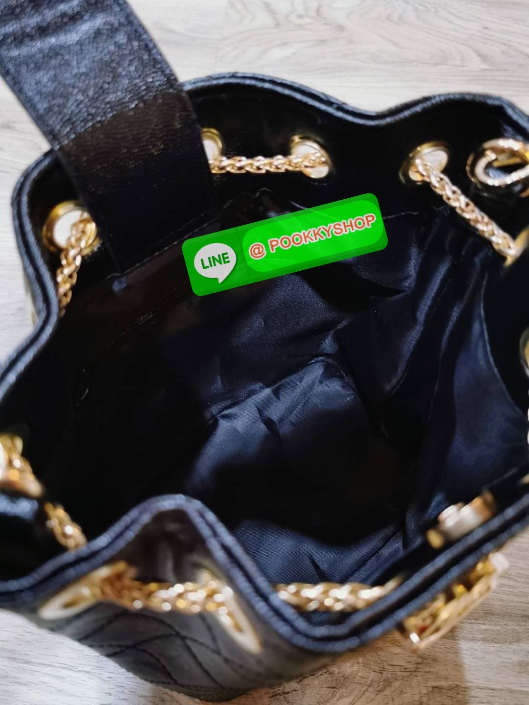 ห้ามพลาด! New! Chanel Bucket Bag With Chain VIP Gift With Purchase (GWP) Limited พรีเมี่ยมกิ๊ฟ Chanel Perfume Counter วัสดุหนังคาเวียร์ลายตารางเปิดปิดแบบ Drawstring และแถบหนังคาดกลางประดับอะไหล่แบรนด์สีทองภายในโล่งกว้างใส่มือถือ iphone ของจุกจิกได้เยอะ มา