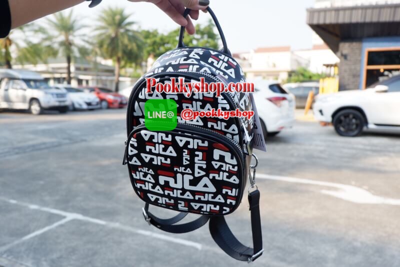 ส่งฟรีemsค่ะ FILA MiNI BACKPACK 2018 แบรนด์ที่กำลังมาแรงที่สุดในเกาหลีและไทยด้วยวัสดุหนังนิ่มคุณภาพดีตามแบบฉบับของแบรนด์ ขนาดกำลังดี น้ำหนักเบา ด้านหน้ามีโล้โก้และช่องซิป เปิดปิดด้วยซิปสะดวกใช้ ภายในมีช่องใส่ของ หูจับถนัดมือ สายสะพายปรับได้ freesize สามาร