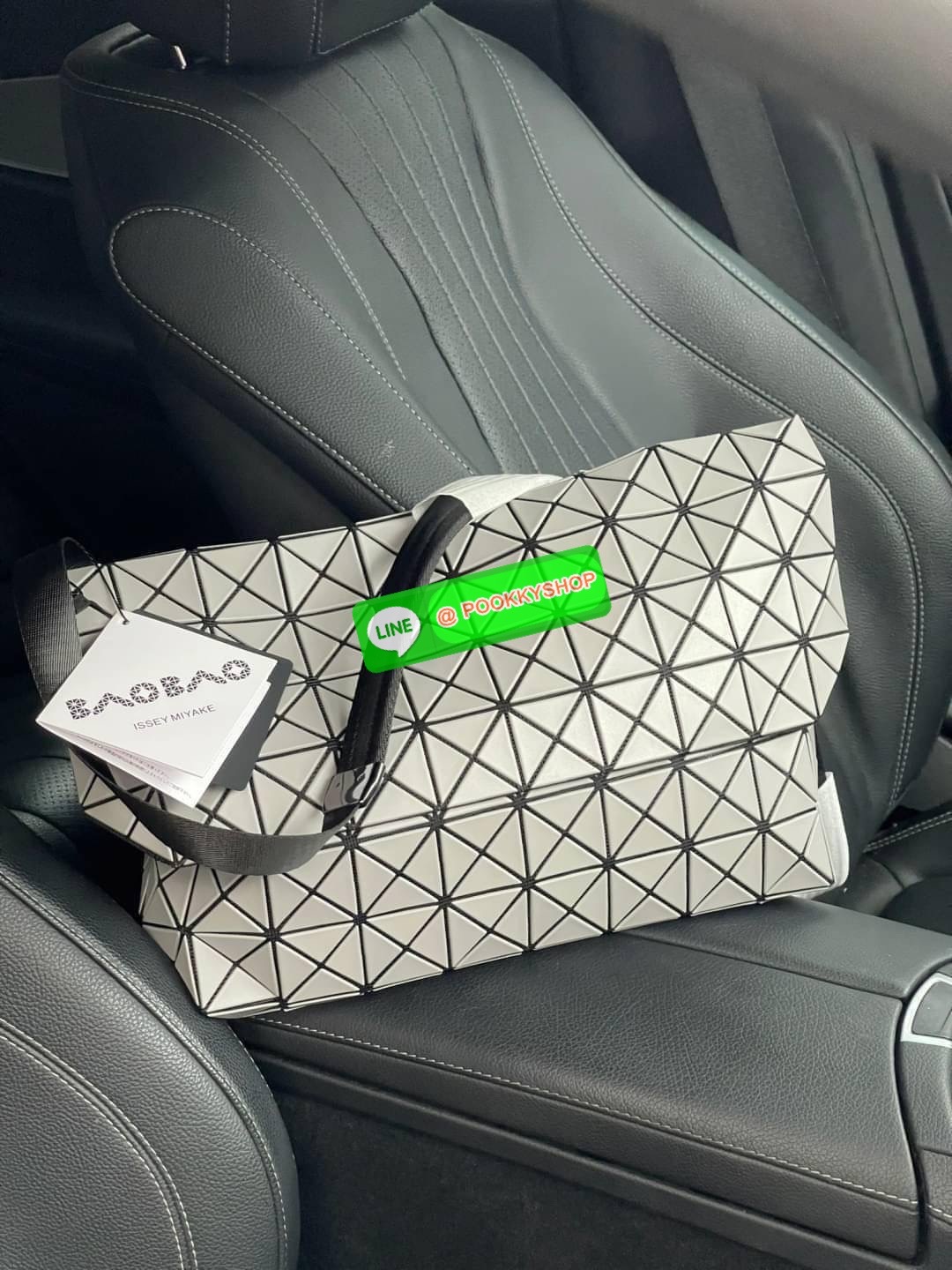 💕Baobao Issey Miyake Prism Sac ชาวมินิมอลทั้งชายและหญิงต้องถูกใจรุ่นนี้ เพราะ Prism Sac เป็นกระเป๋าแบบ unisex ที่มาพร้อมกับความเรียบง่ายของวัสดุเนื้อแมตต์ แต่ให้ลุคสไตล์เท่แบบคูลๆ โดดเด่นด้วยดีไซน์ที่ออกแบบมาให้ใช้งานที่ง่าย ตอบโจทย์ทุกสถานการณ์ฝา