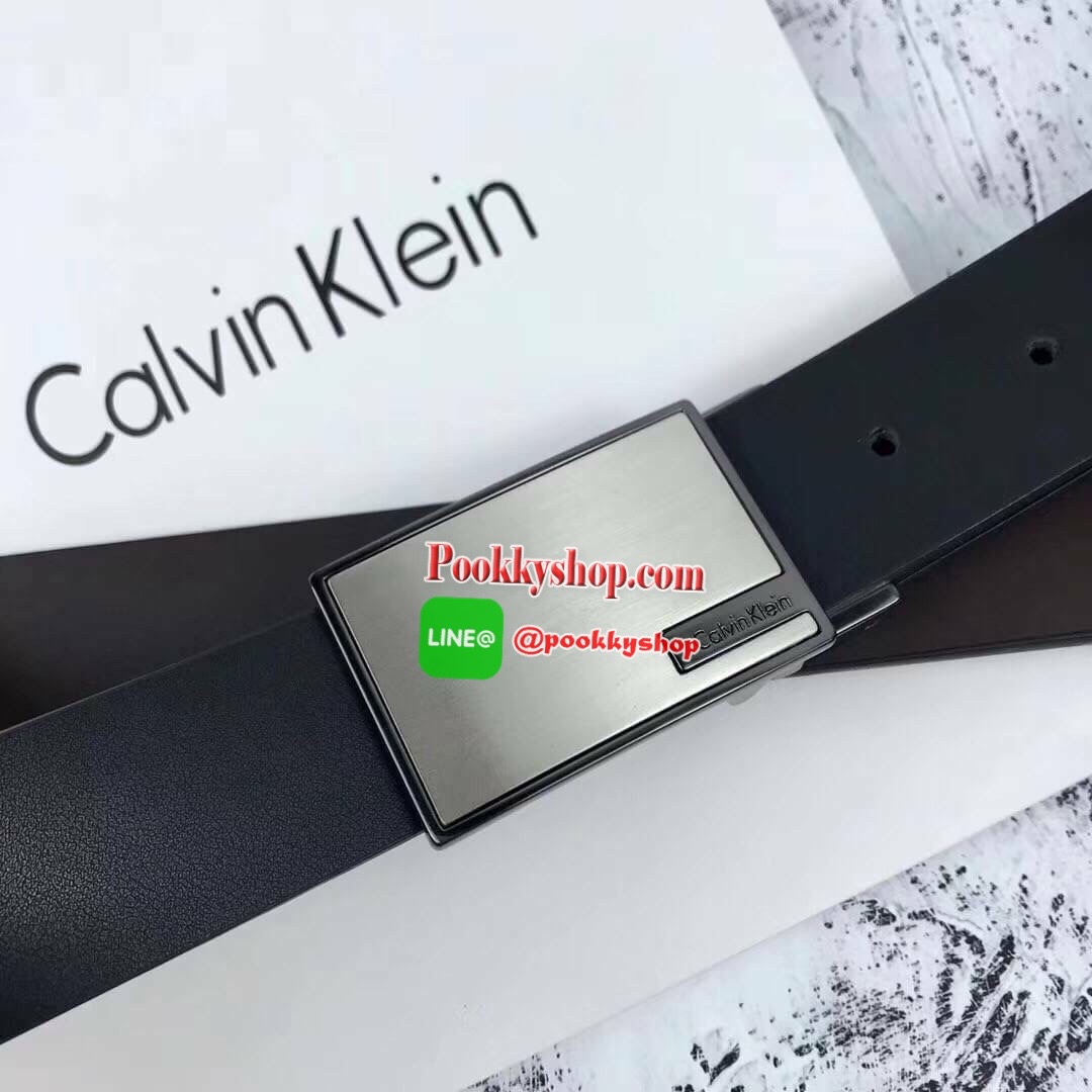 CALVIN KLEIN BELT AND BUCKLE SET เซตเข็มขัดหนังวัวแท้คุณภาพดี ในเซตประกอบด้วย หัวเข็มขัดโลหะ 2 หัว 2 แบบ พร้อมกับเข็มขัดหนังเรียบ 1 เส้นที่สามารถใช้ได้ทั้ง 2 ด้านสีดำสลับน้ำตาล สวยน่าใช้มากๆค่ะ