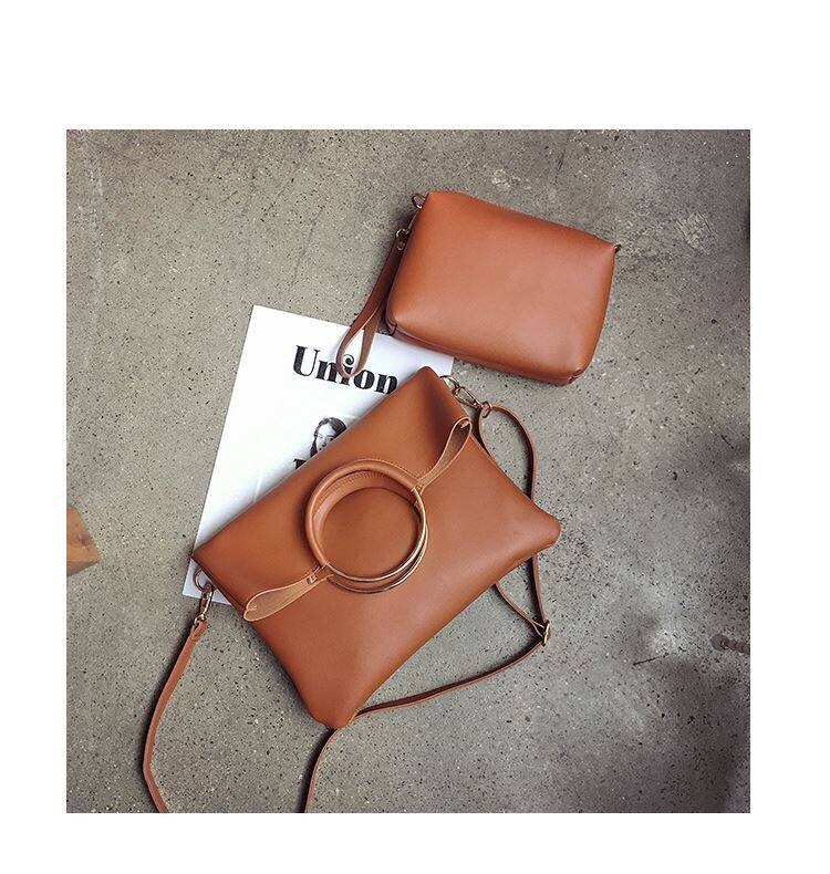 กระเป๋าสะพายข้างสีน้ำตาล กระเป๋าคลัชมือ แต่งห่วงทอง สวย แนว เท่ห์ๆคะ+กระเป๋าเล็ก ไซส์ลูก ด้านใน 2ชิ้น สุดคุ้ม สวยเก๋ มากคะ Size:ยาว29xสูง32xหนา4cm